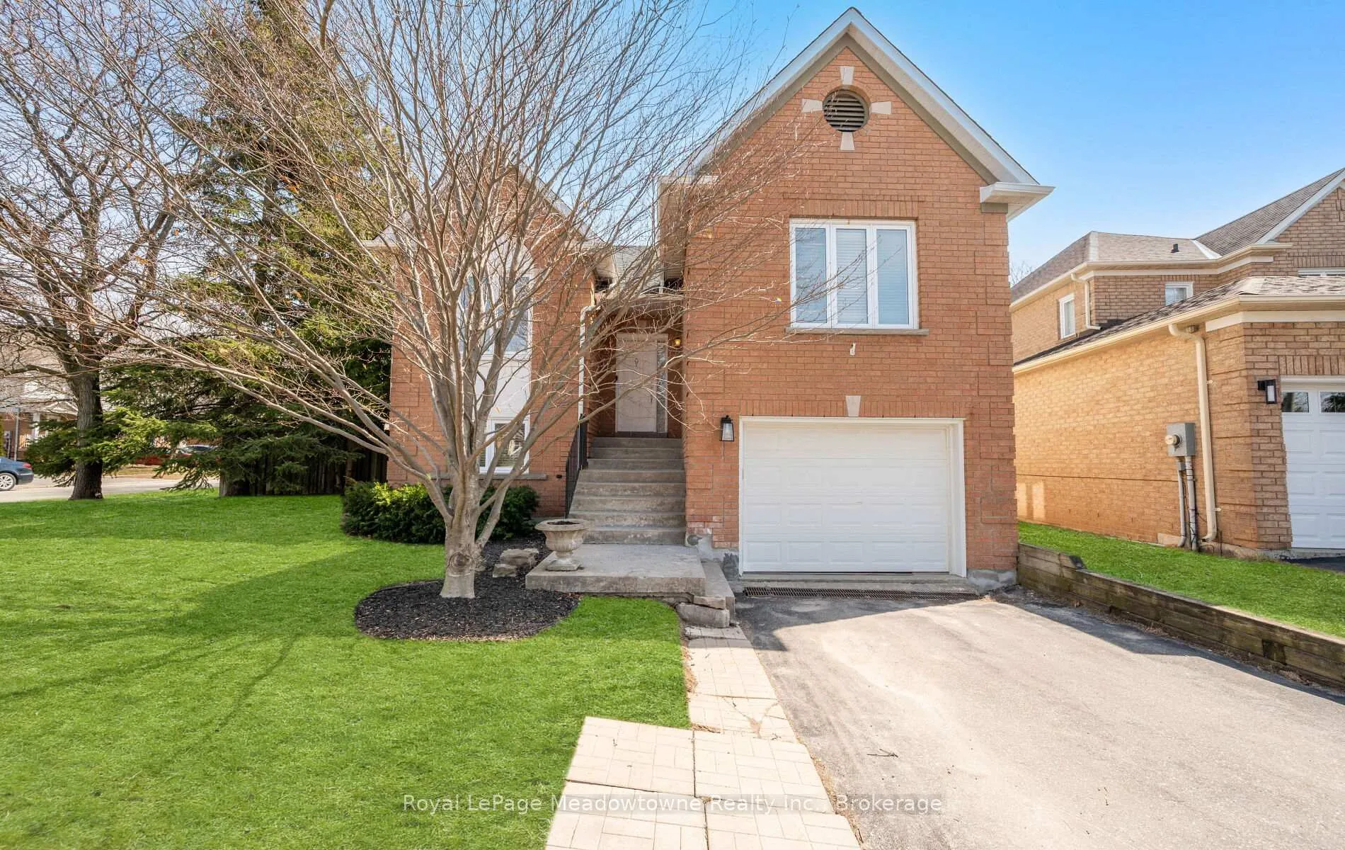 Photo 2 of 3 Houndtrail Drive, Hamilton, Waterdown — HOMEH