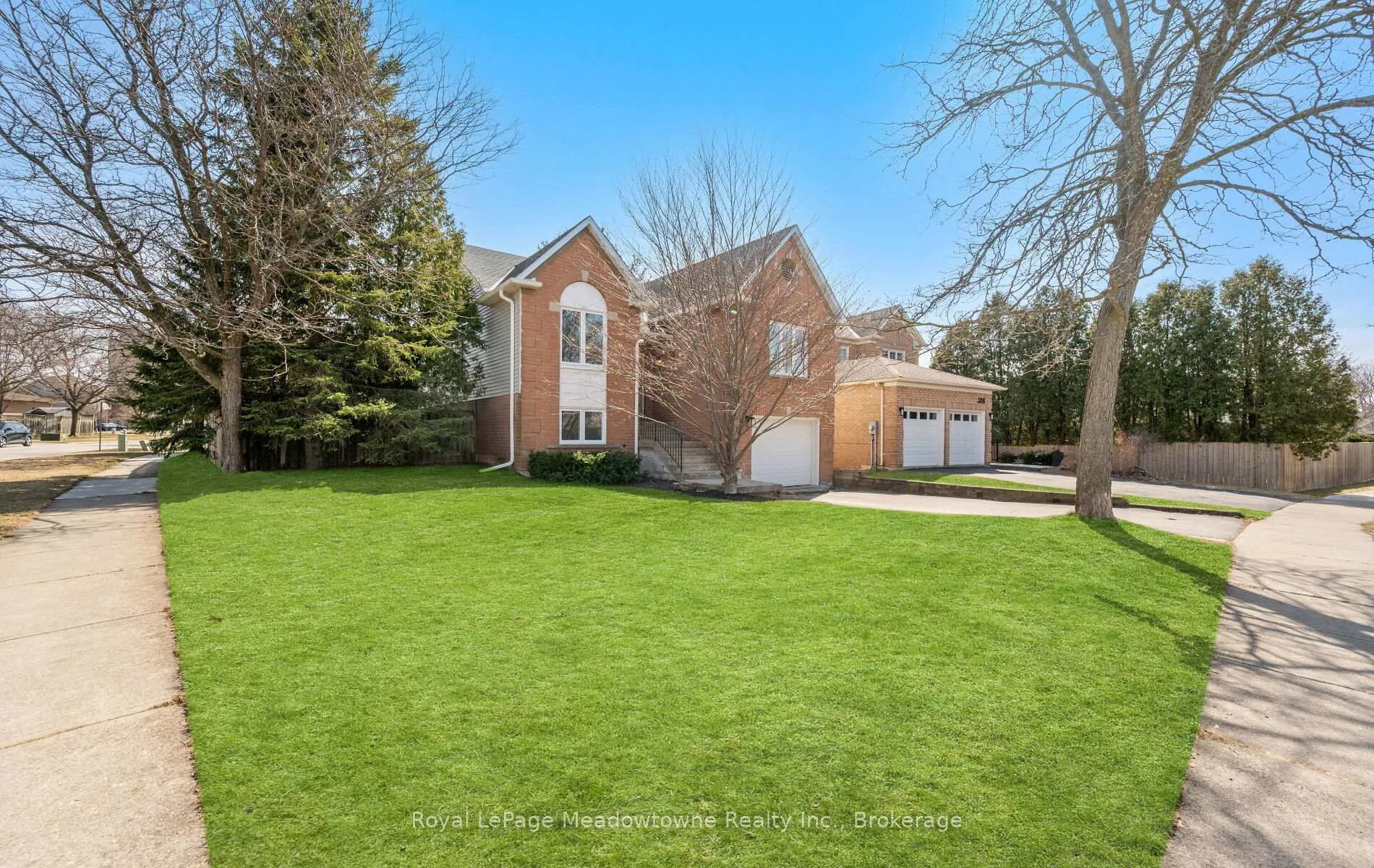 Photo 4 of 3 Houndtrail Drive, Hamilton, Waterdown — HOMEH