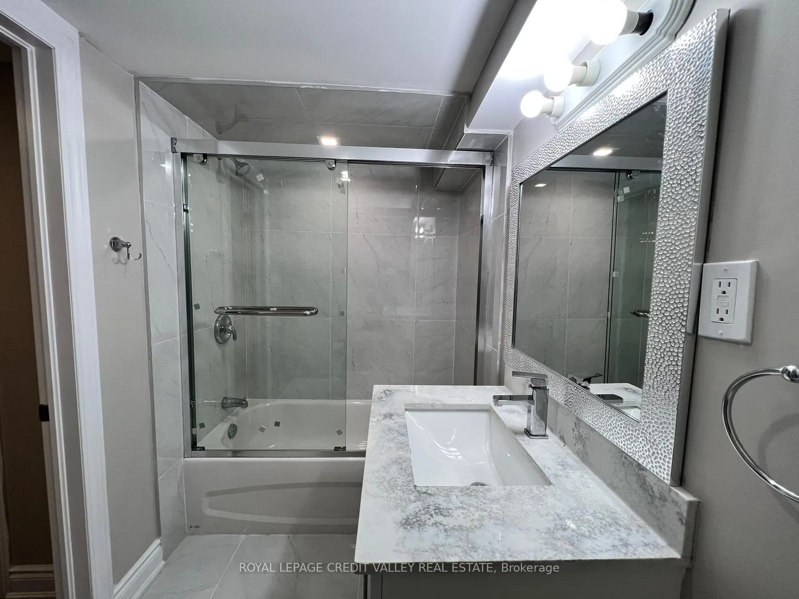 Photo 10 of 62 Eagleridge Drive, Brampton, Brampton North — HOMEH
