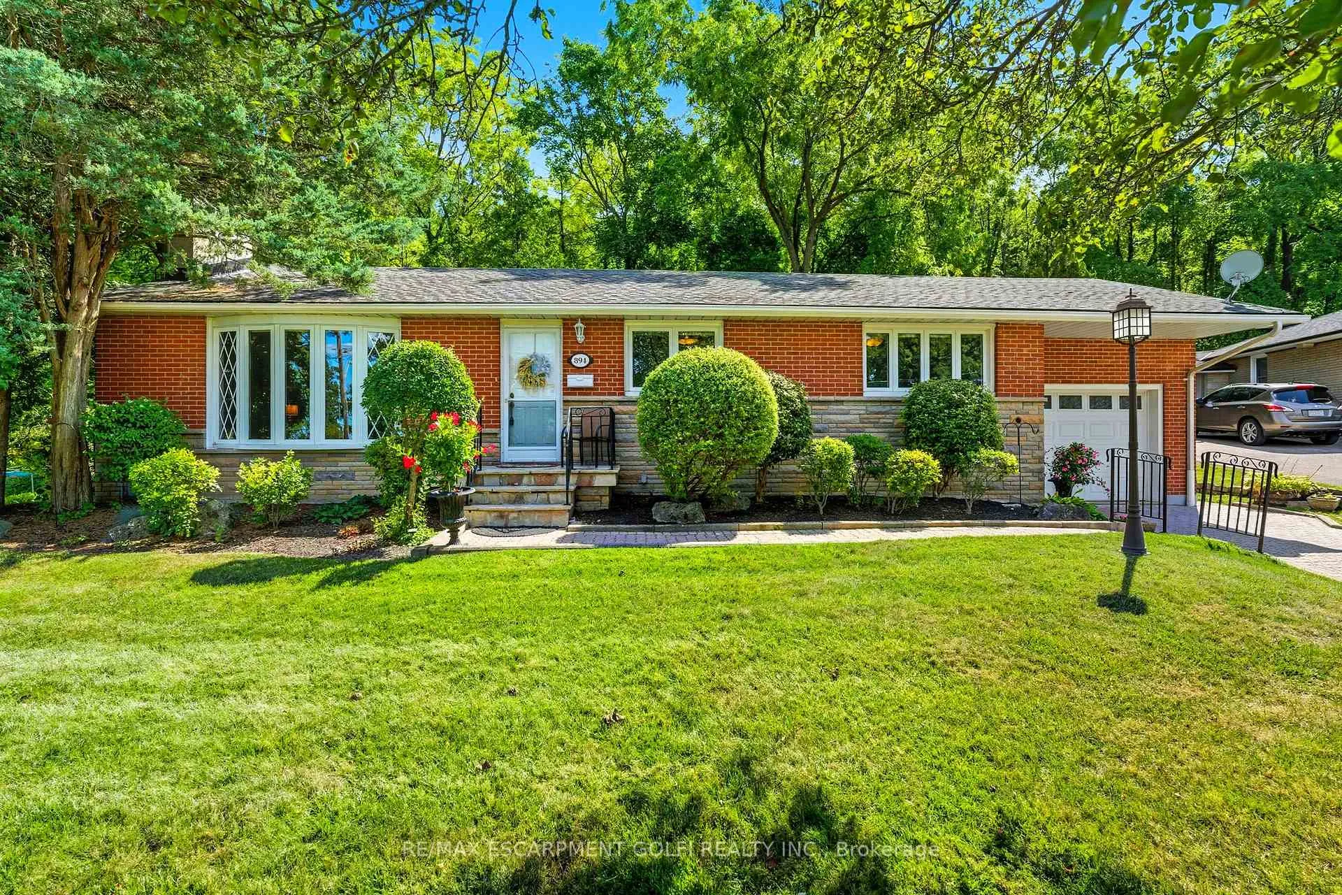 Photo 1 of 894 Bishop Place, Hamilton, Ancaster — HOMEH