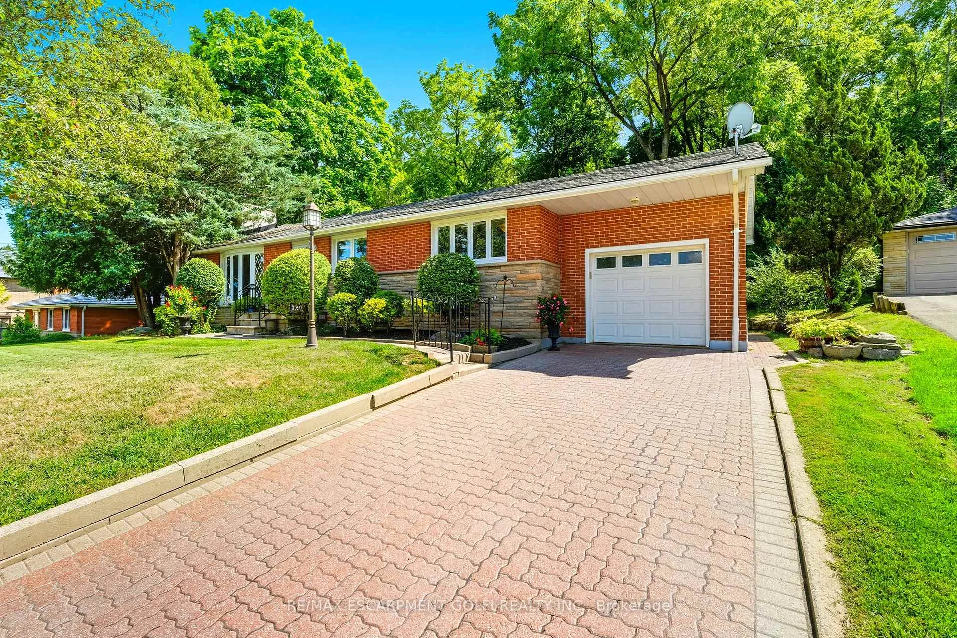 Photo 2 of 894 Bishop Place, Hamilton, Ancaster — HOMEH