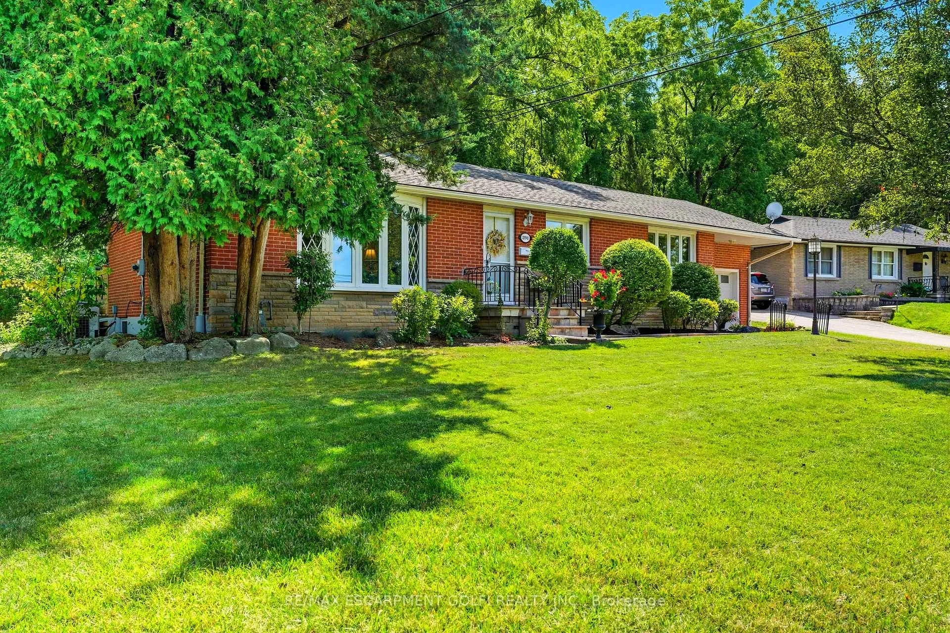 Photo 3 of 894 Bishop Place, Hamilton, Ancaster — HOMEH