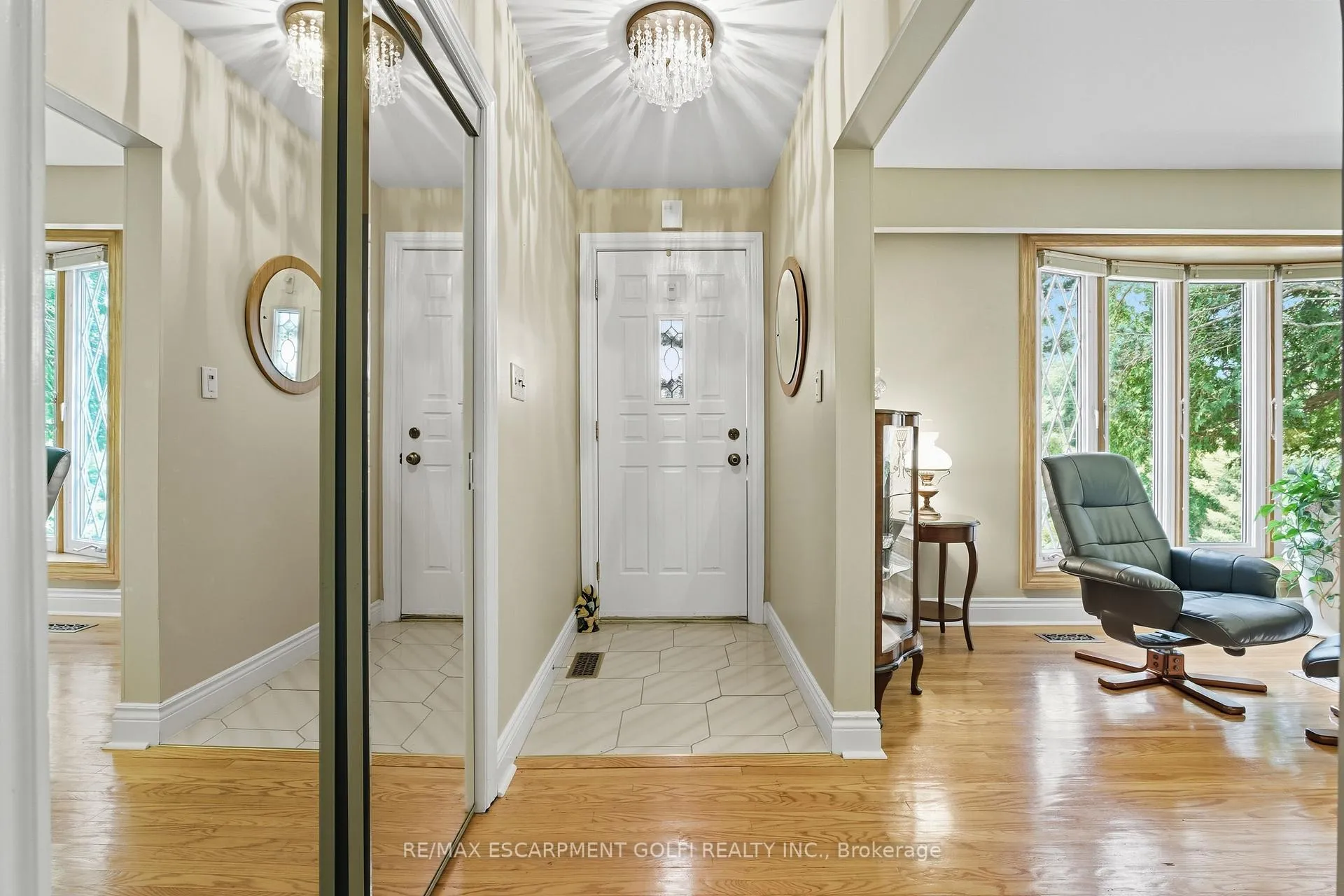 Photo 5 of 894 Bishop Place, Hamilton, Ancaster — HOMEH