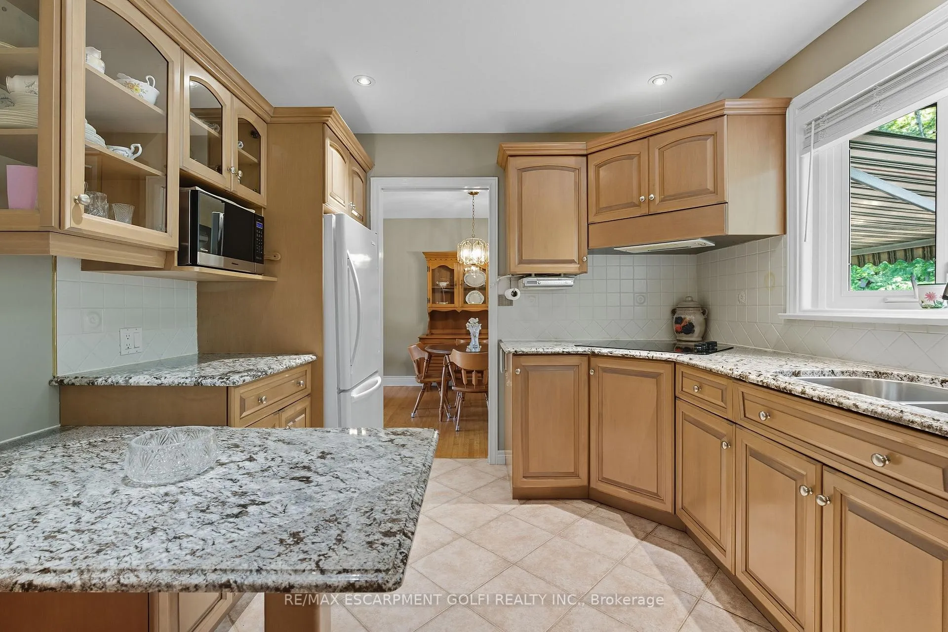 Photo 12 of 894 Bishop Place, Hamilton, Ancaster — HOMEH