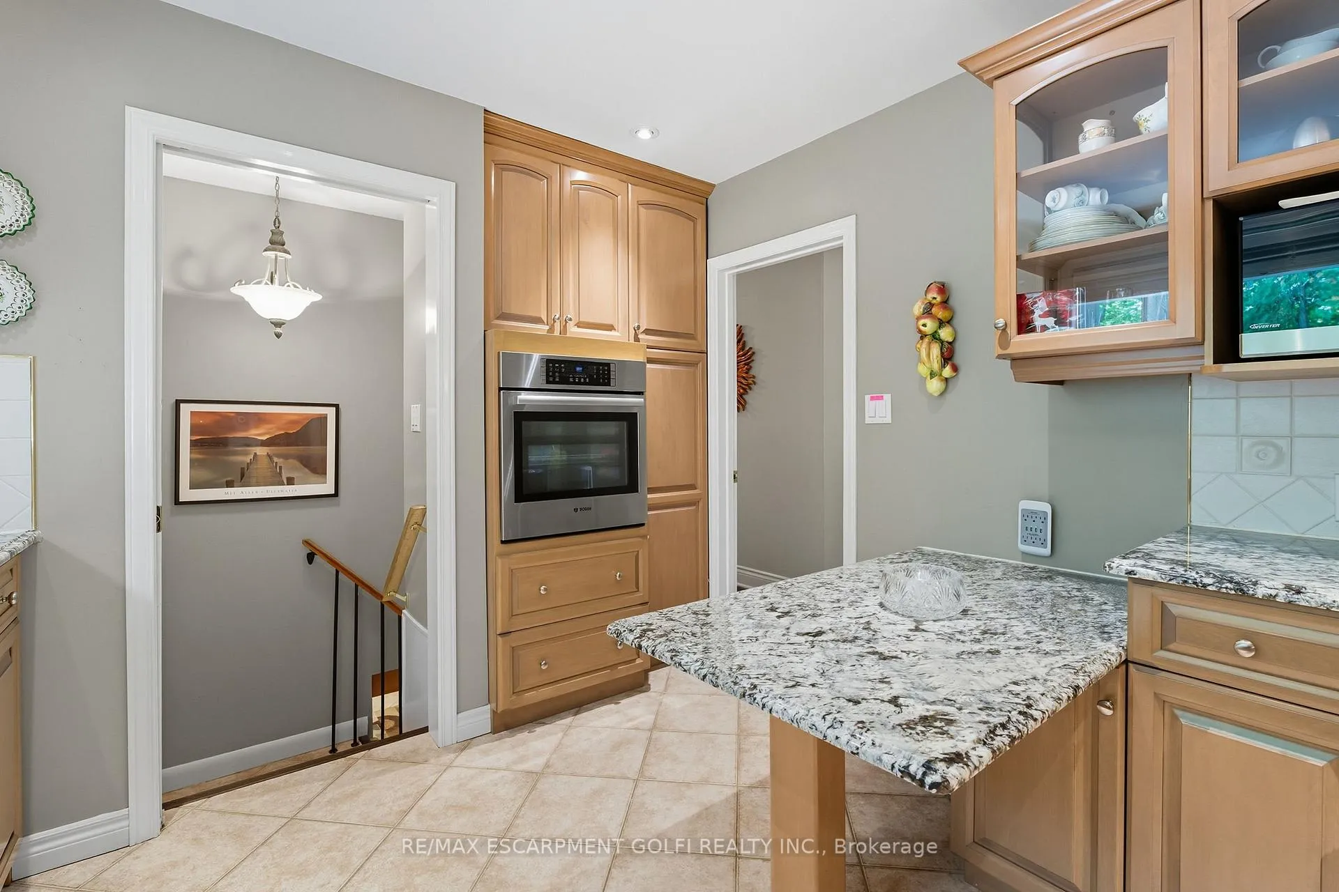 Photo 15 of 894 Bishop Place, Hamilton, Ancaster — HOMEH