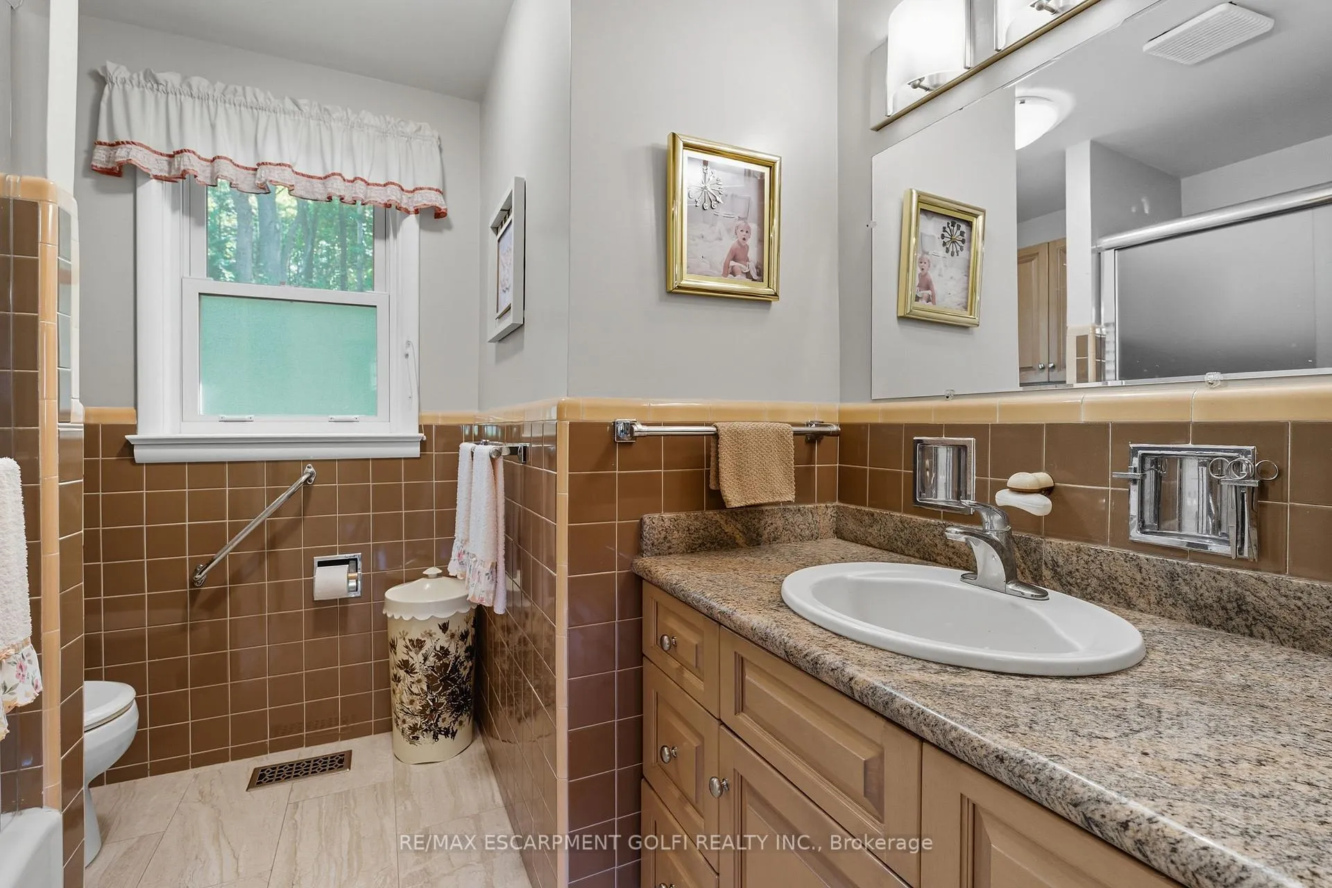 Photo 22 of 894 Bishop Place, Hamilton, Ancaster — HOMEH