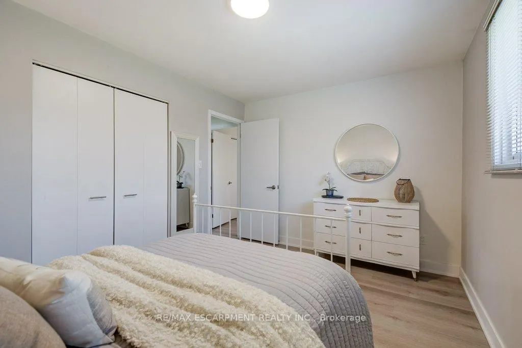 Photo 16 of 2405 Malcom Crescent, Burlington, Brant Hills — HOMEH