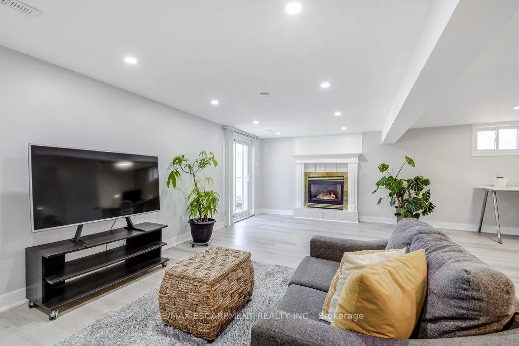 Photo 24 of 2405 Malcom Crescent, Burlington, Brant Hills — HOMEH