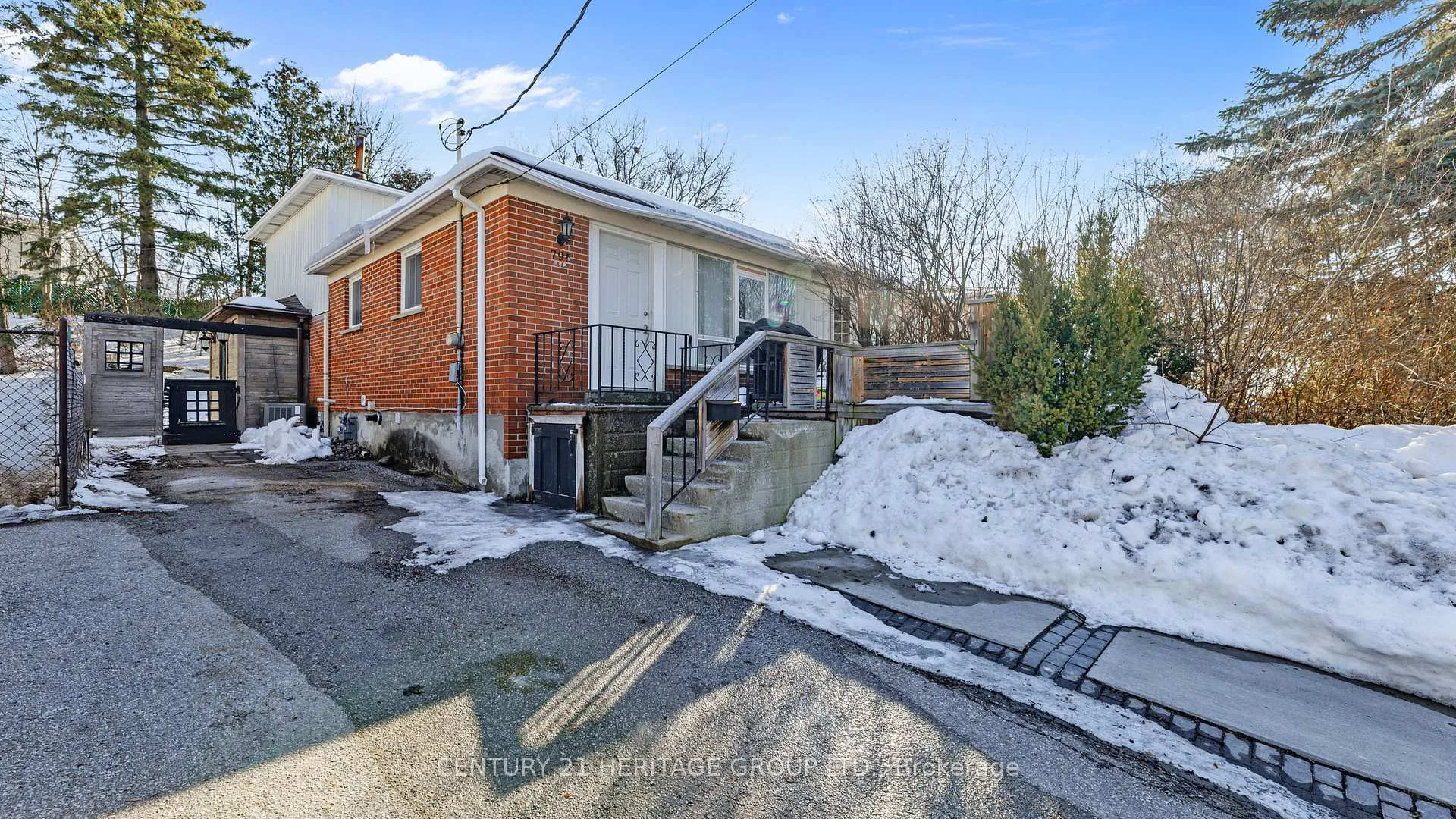 Photo 2 of 795 Greenfield Crescent, Newmarket, Huron Heights-Leslie Valley — HOMEH