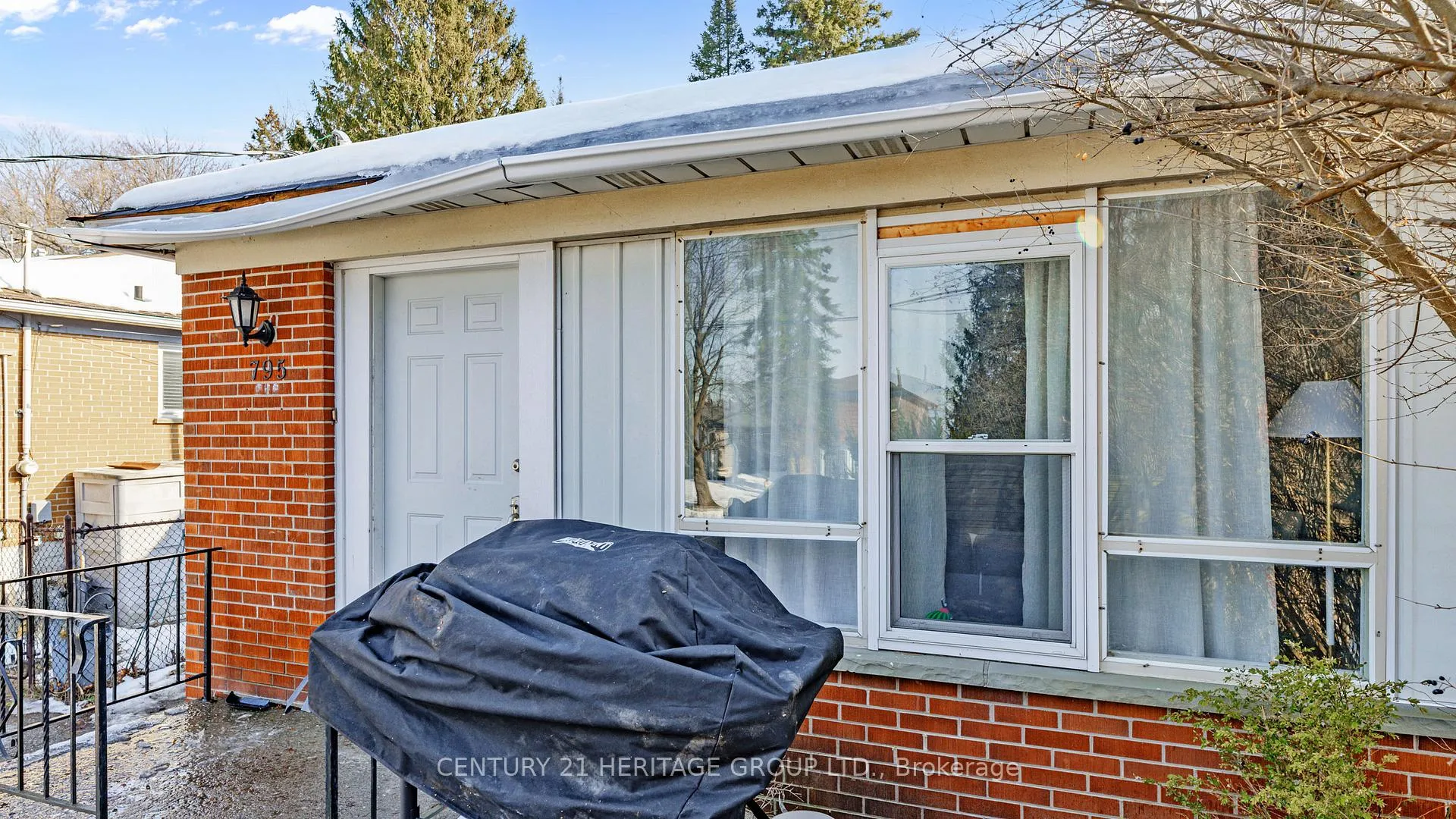Photo 3 of 795 Greenfield Crescent, Newmarket, Huron Heights-Leslie Valley — HOMEH