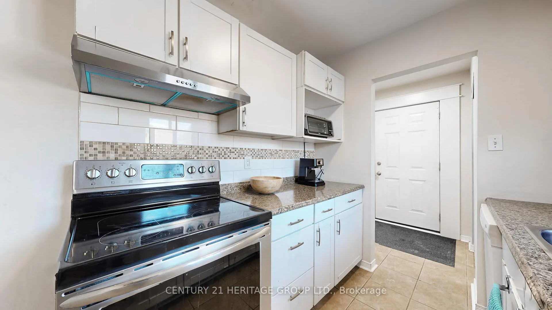Photo 16 of 795 Greenfield Crescent, Newmarket, Huron Heights-Leslie Valley — HOMEH