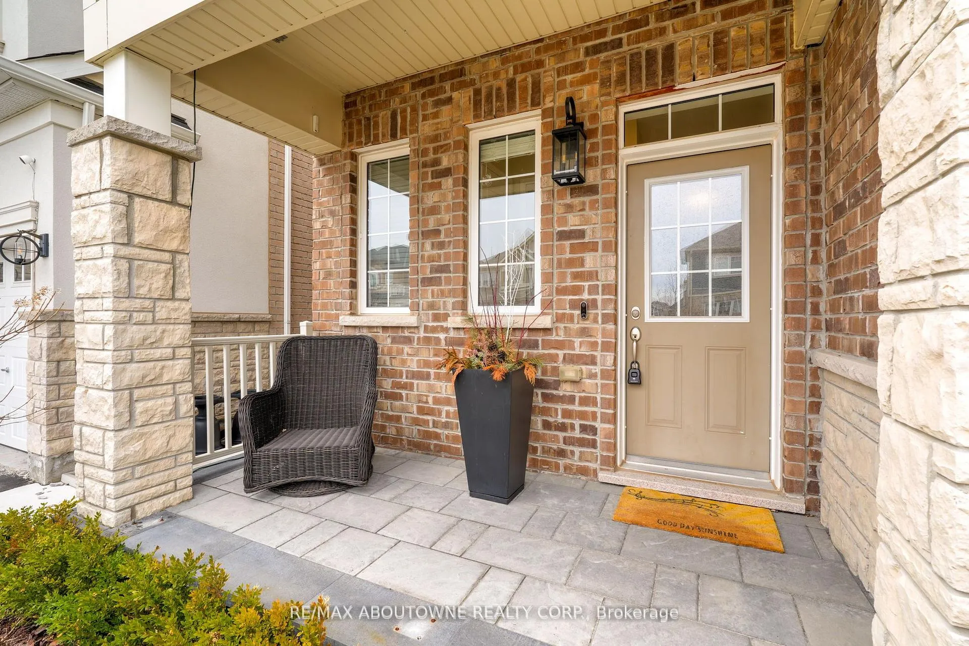 Photo 2 of 130 Stillwater Crescent, Hamilton, Waterdown — HOMEH