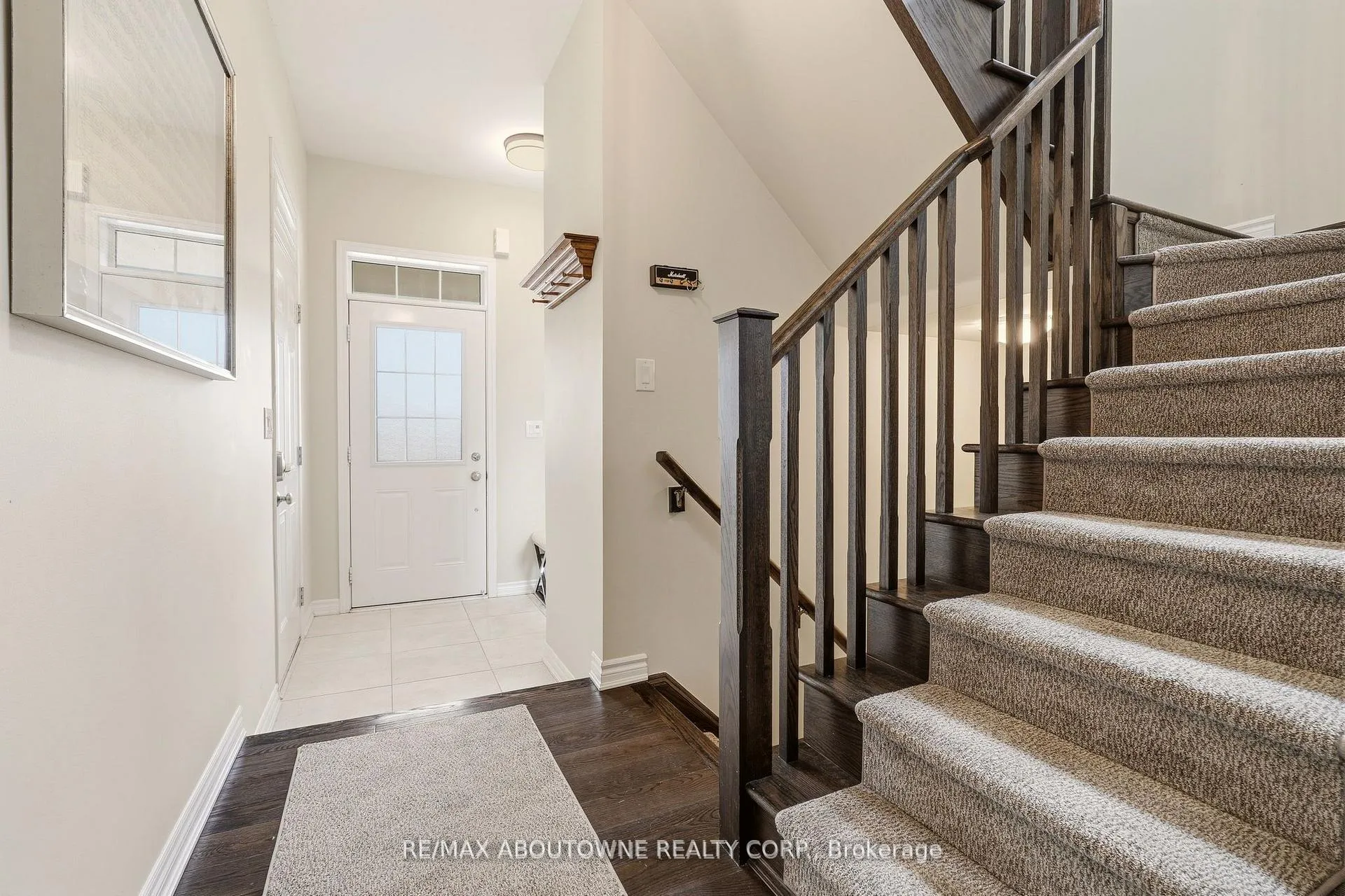 Photo 3 of 130 Stillwater Crescent, Hamilton, Waterdown — HOMEH