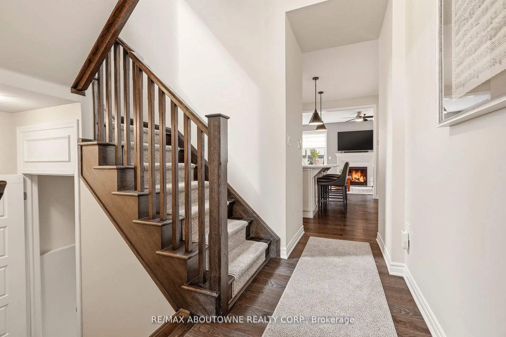 Photo 4 of 130 Stillwater Crescent, Hamilton, Waterdown — HOMEH
