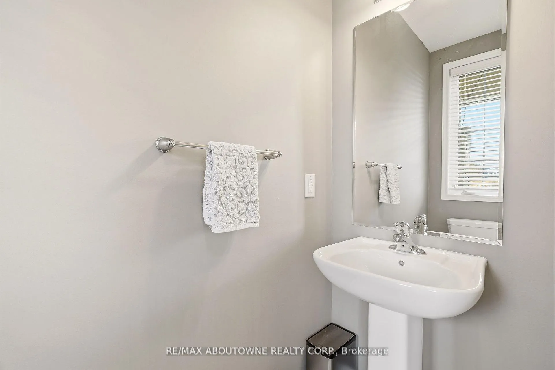 Photo 5 of 130 Stillwater Crescent, Hamilton, Waterdown — HOMEH
