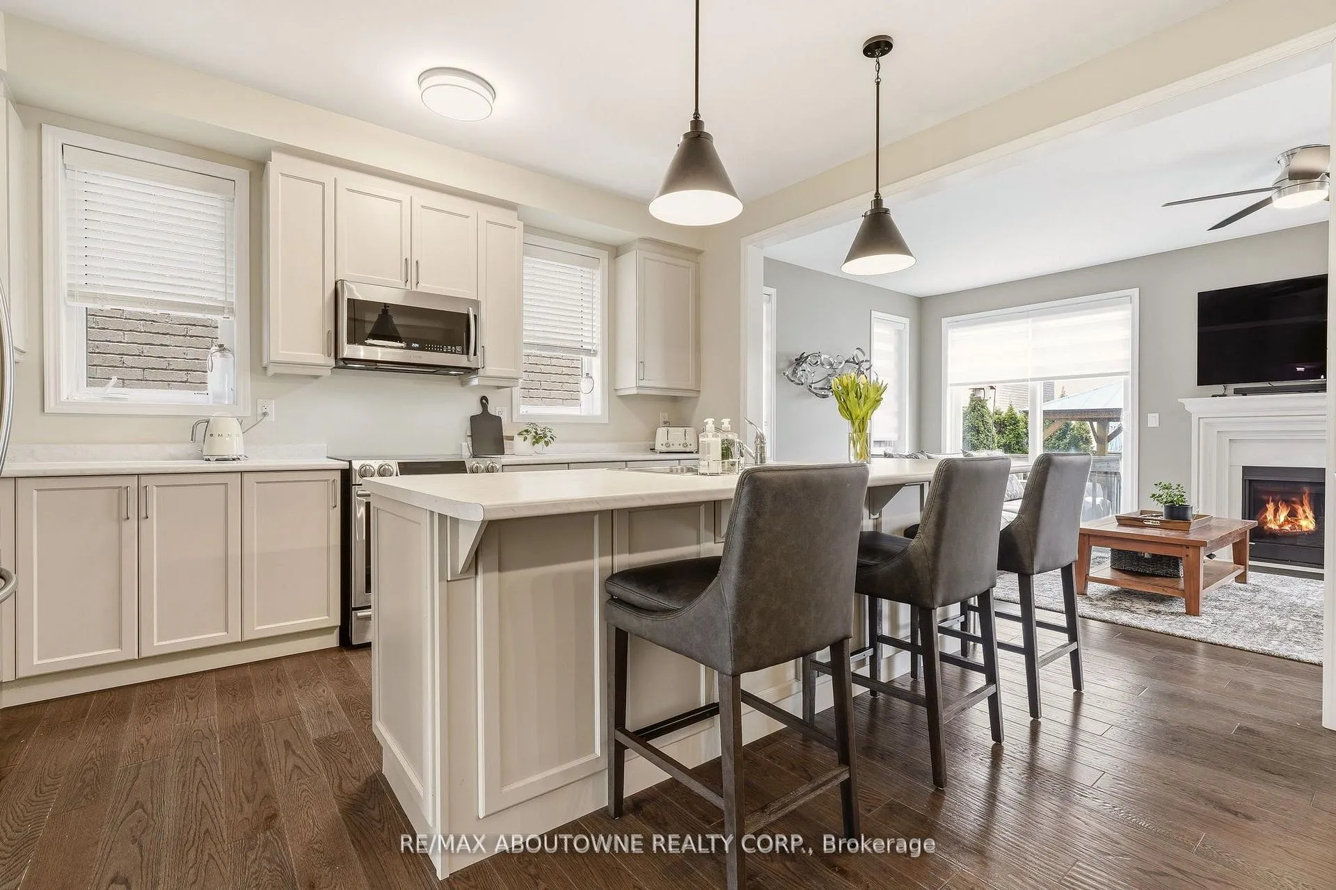 Photo 7 of 130 Stillwater Crescent, Hamilton, Waterdown — HOMEH