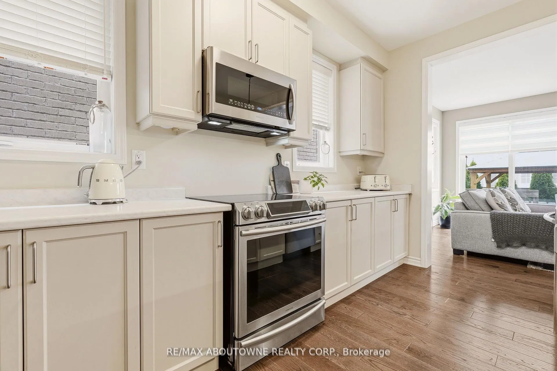 Photo 8 of 130 Stillwater Crescent, Hamilton, Waterdown — HOMEH