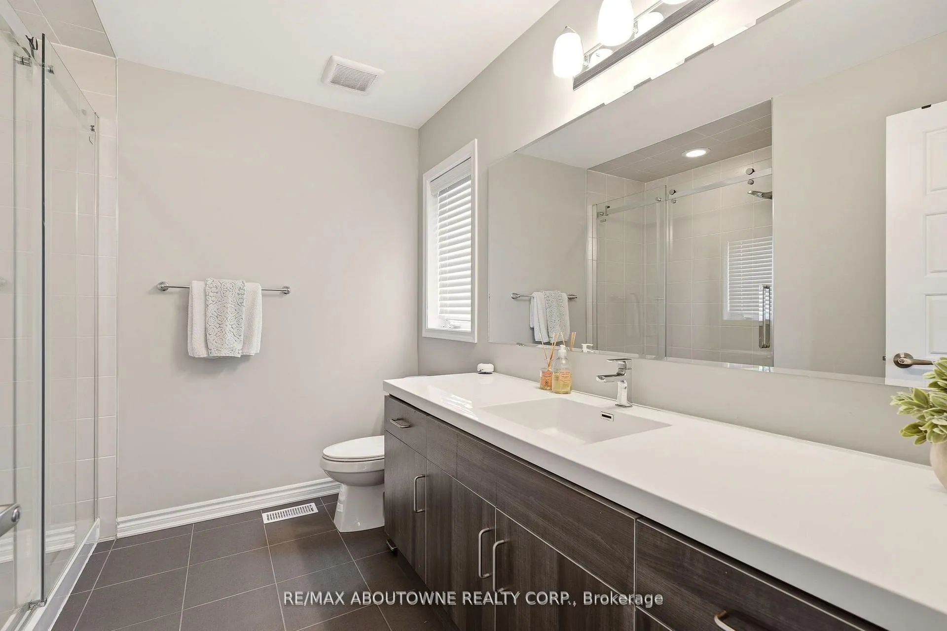 Photo 20 of 130 Stillwater Crescent, Hamilton, Waterdown — HOMEH