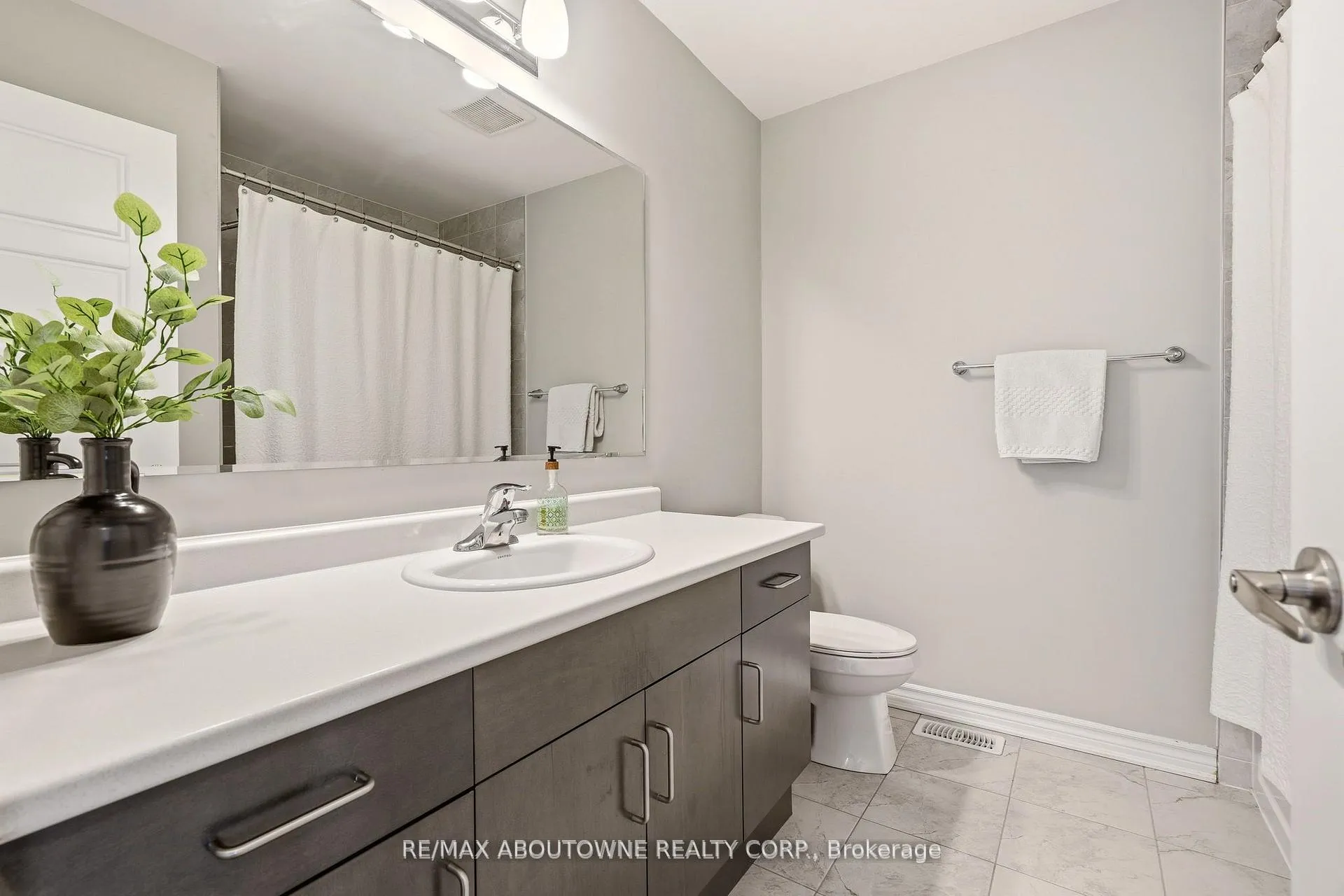 Photo 26 of 130 Stillwater Crescent, Hamilton, Waterdown — HOMEH