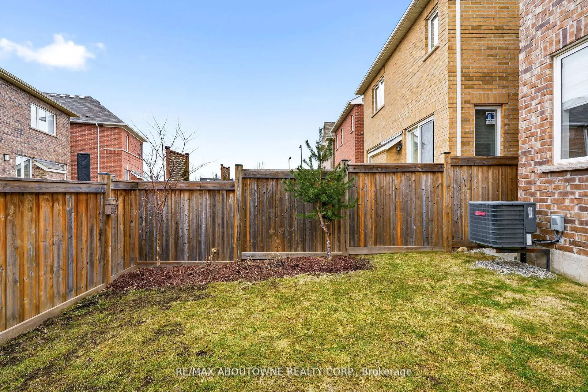 Photo 33 of 130 Stillwater Crescent, Hamilton, Waterdown — HOMEH