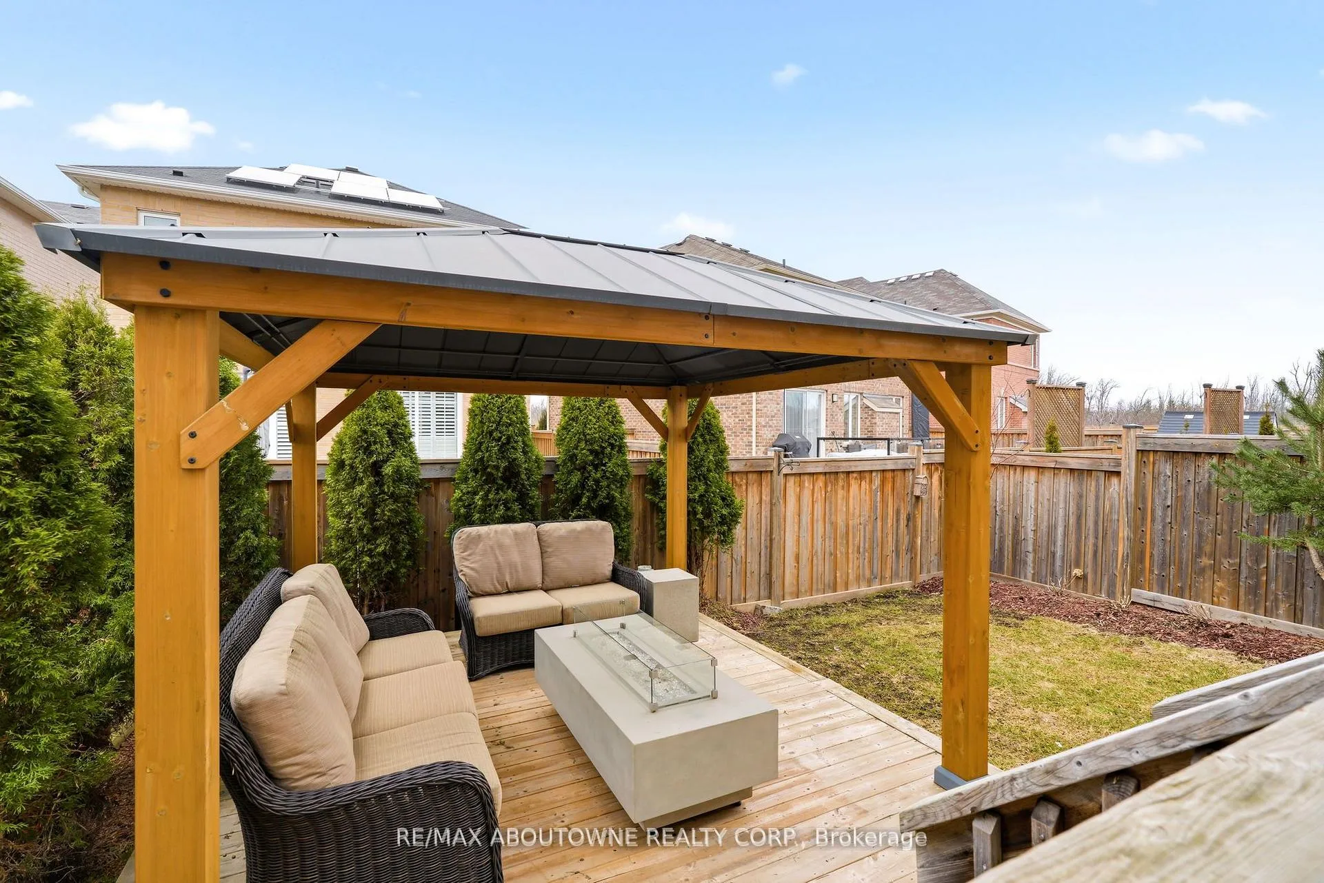 Photo 35 of 130 Stillwater Crescent, Hamilton, Waterdown — HOMEH