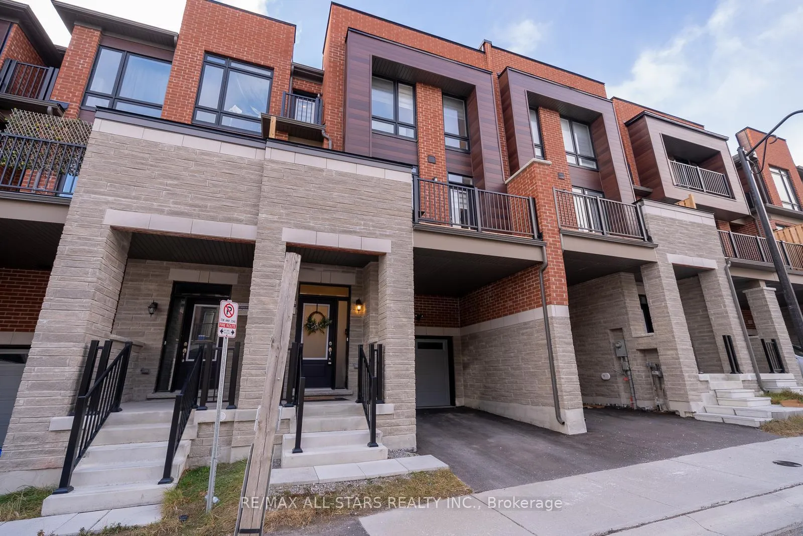 Photo 3 of 12 Griffith Street, Aurora, Bayview Northeast — HOMEH