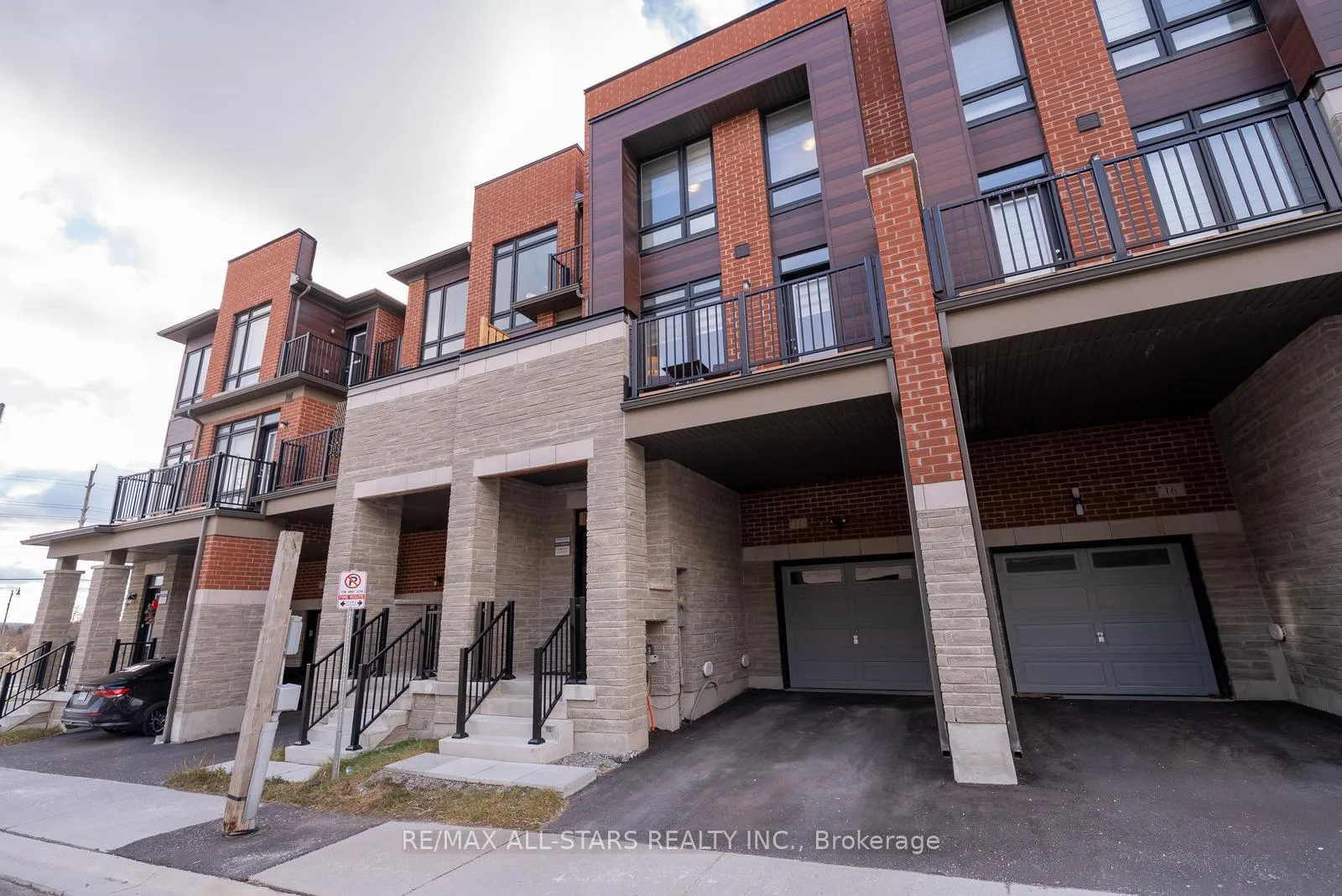 Photo 4 of 12 Griffith Street, Aurora, Bayview Northeast — HOMEH