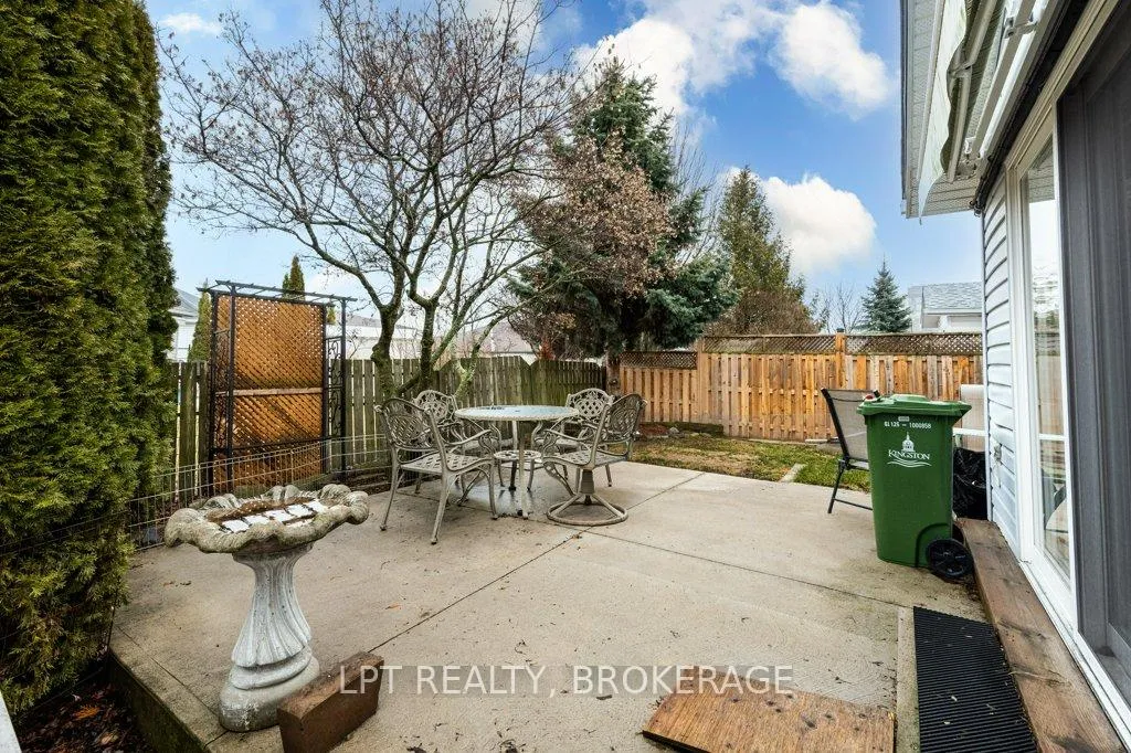 Photo 6 of 11 Wilfred Crescent E, Kingston, Rideau — HOMEH