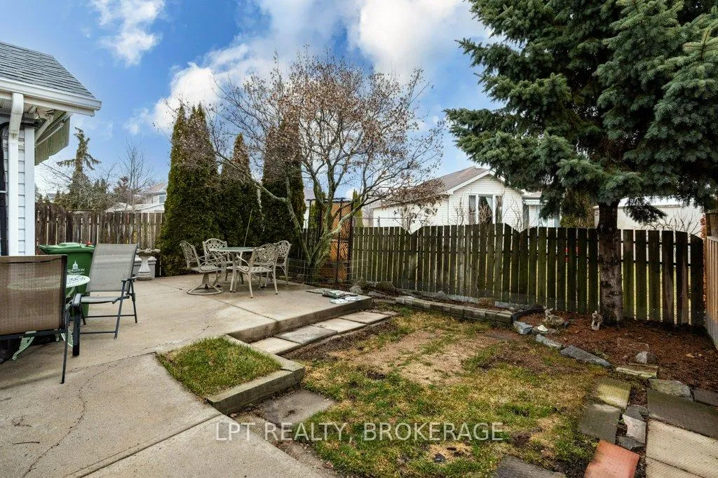 Photo 26 of 11 Wilfred Crescent E, Kingston, Rideau — HOMEH