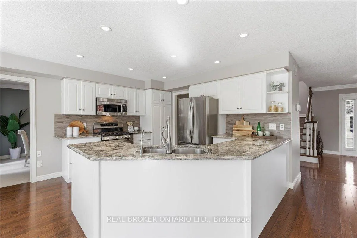 Photo 5 of 19 Pioneer Tower Crescent, Kitchener — HOMEH