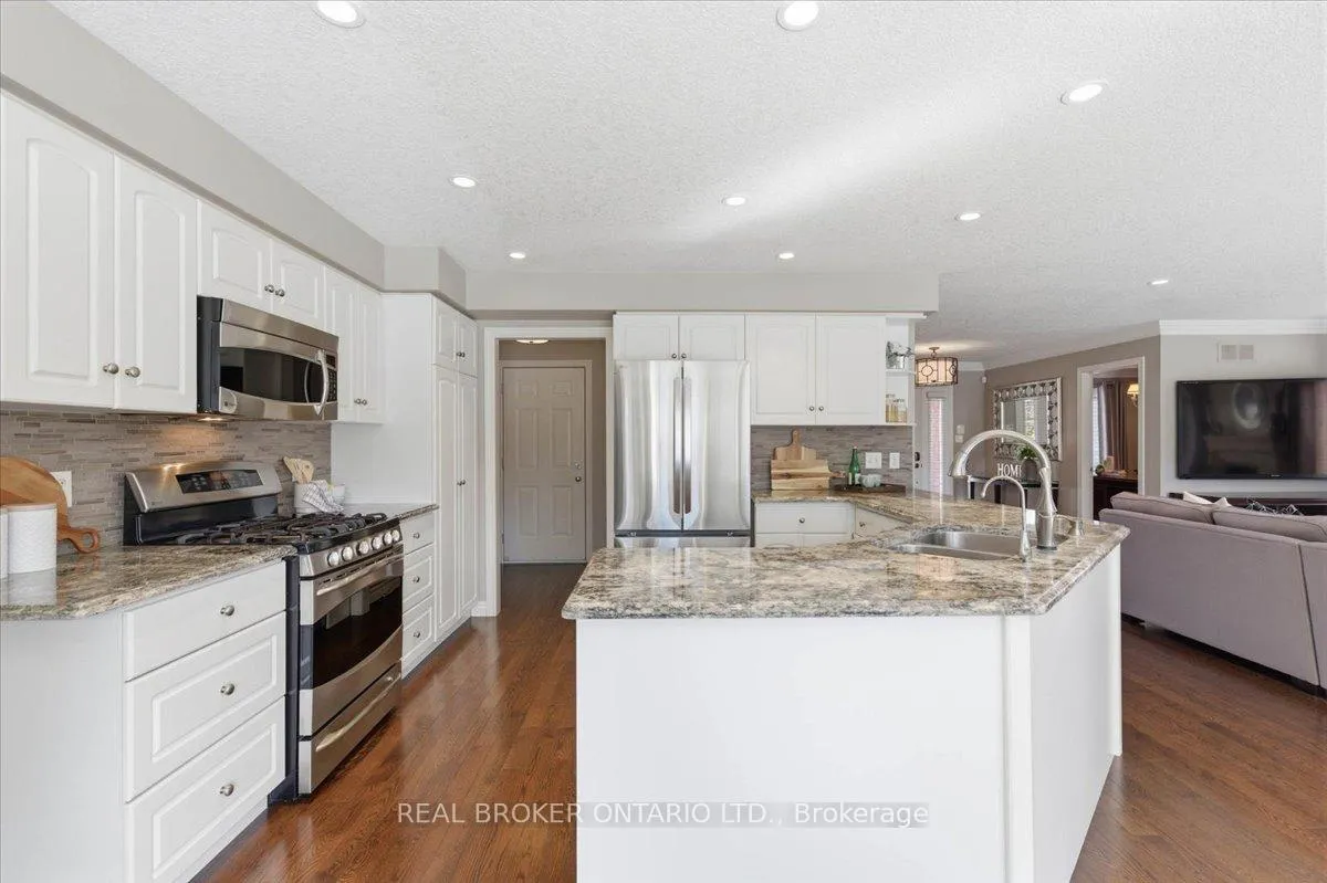 Photo 6 of 19 Pioneer Tower Crescent, Kitchener — HOMEH