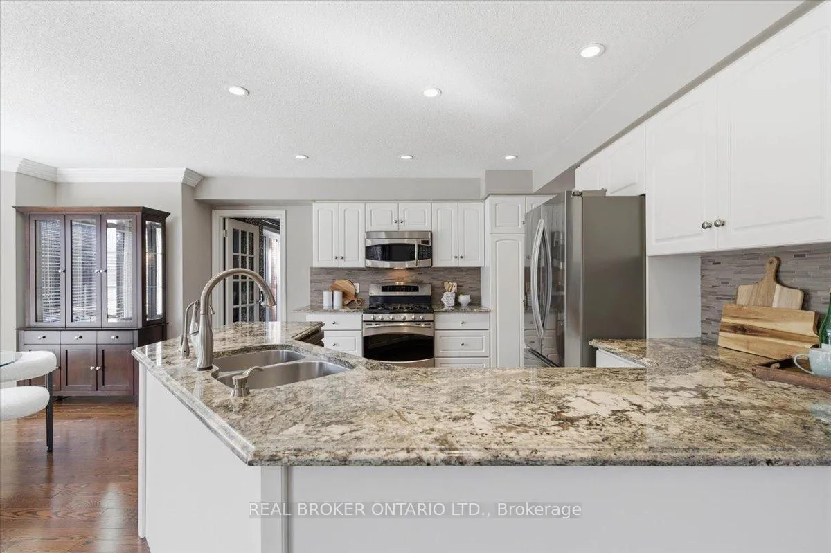 Photo 7 of 19 Pioneer Tower Crescent, Kitchener — HOMEH