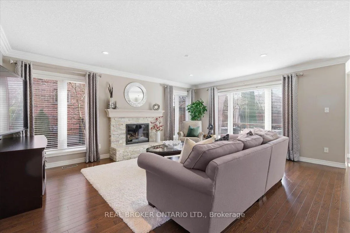 Photo 10 of 19 Pioneer Tower Crescent, Kitchener — HOMEH