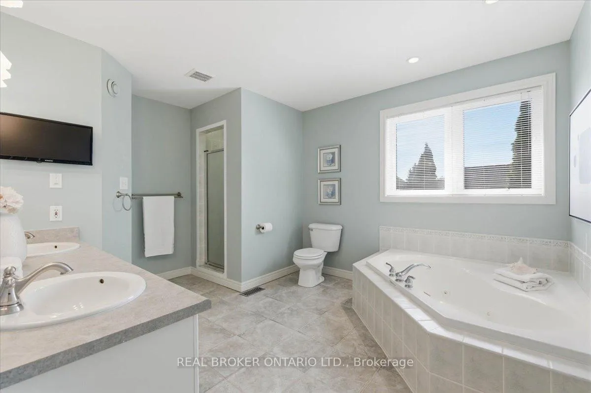 Photo 18 of 19 Pioneer Tower Crescent, Kitchener — HOMEH