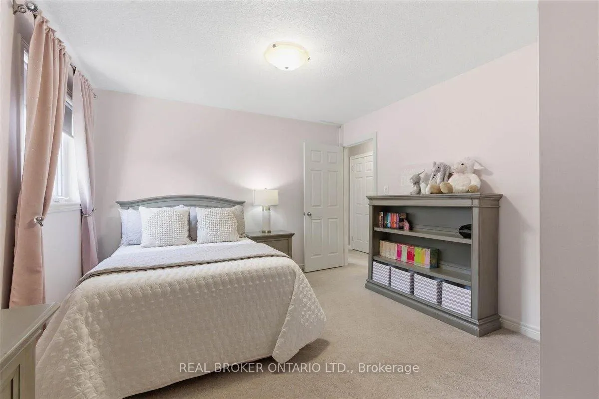 Photo 23 of 19 Pioneer Tower Crescent, Kitchener — HOMEH