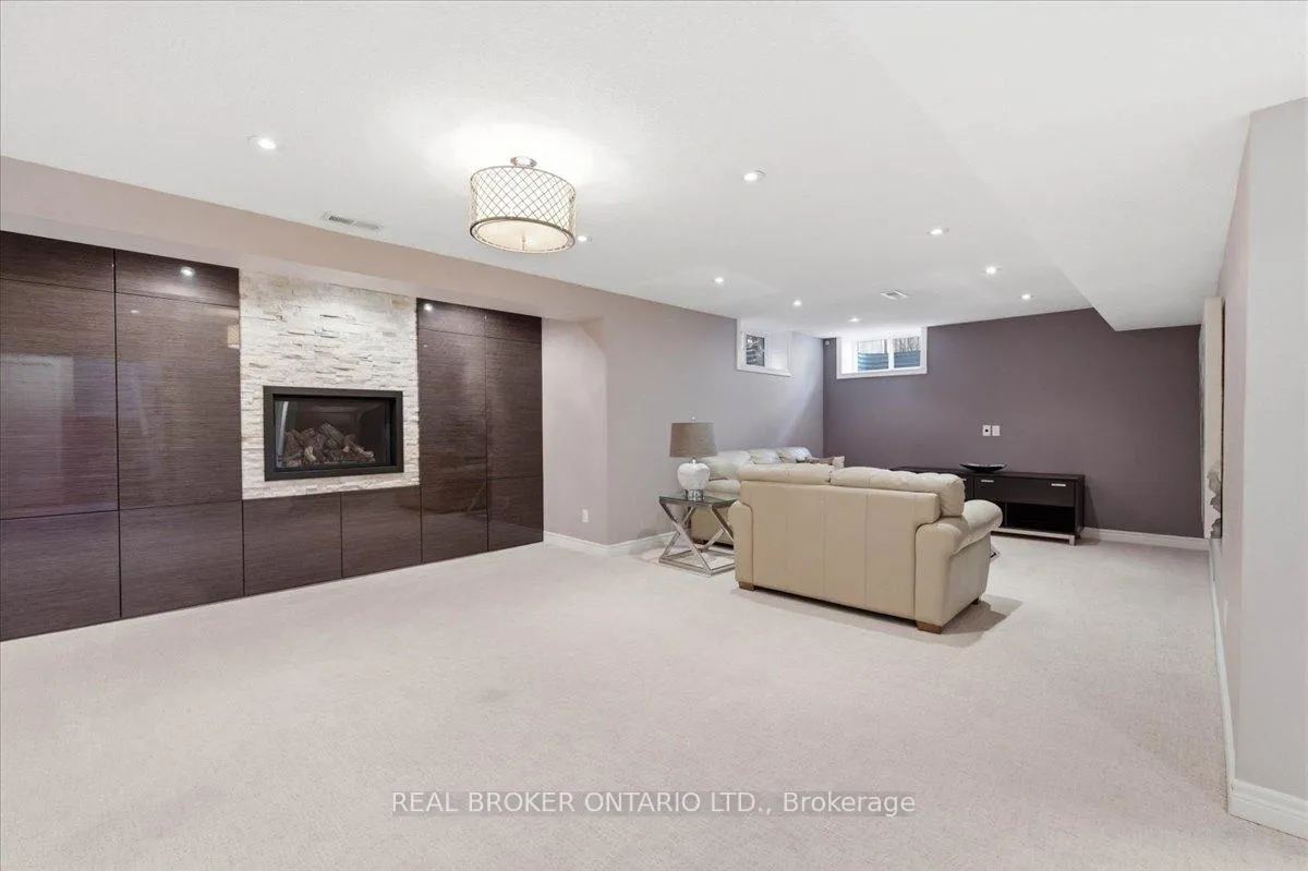 Photo 31 of 19 Pioneer Tower Crescent, Kitchener — HOMEH