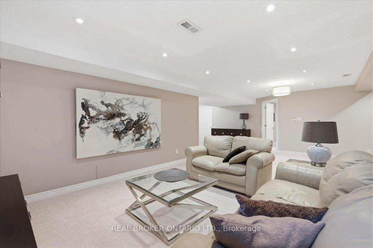 Photo 32 of 19 Pioneer Tower Crescent, Kitchener — HOMEH