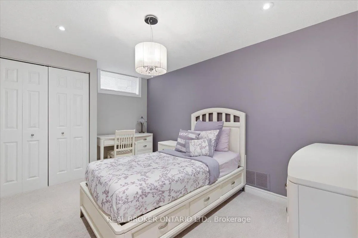Photo 33 of 19 Pioneer Tower Crescent, Kitchener — HOMEH