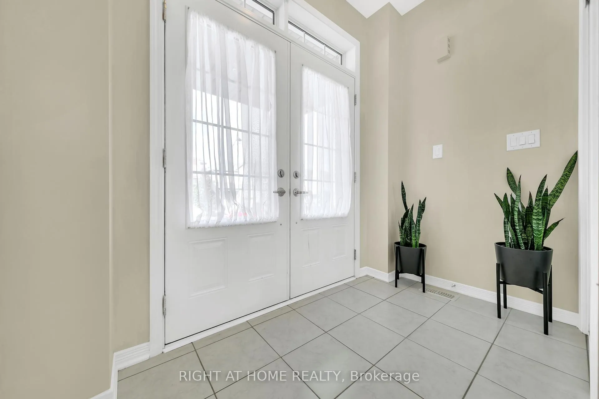 Photo 6 of 32 Mccargow Drive, Haldimand — HOMEH