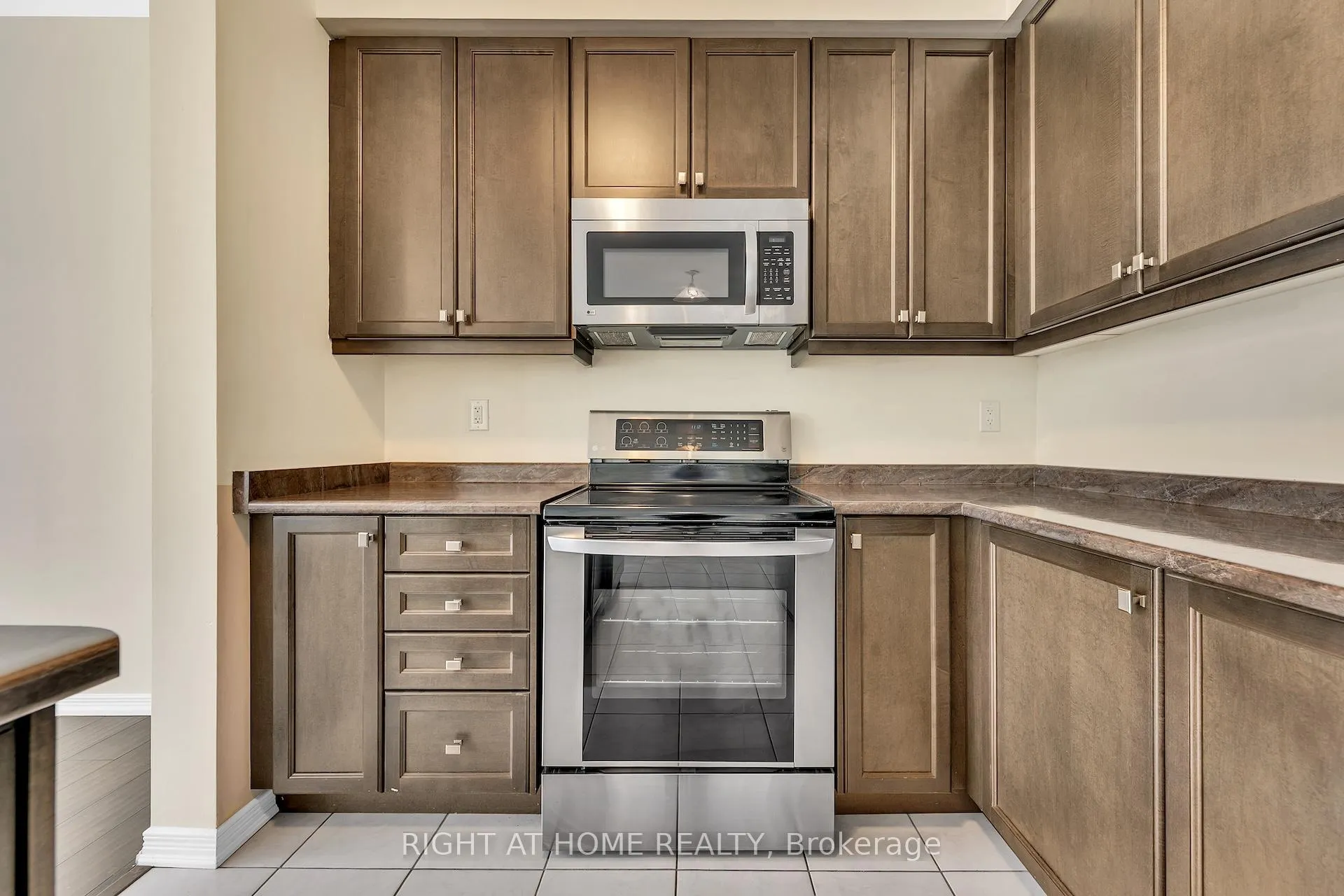Photo 13 of 32 Mccargow Drive, Haldimand — HOMEH