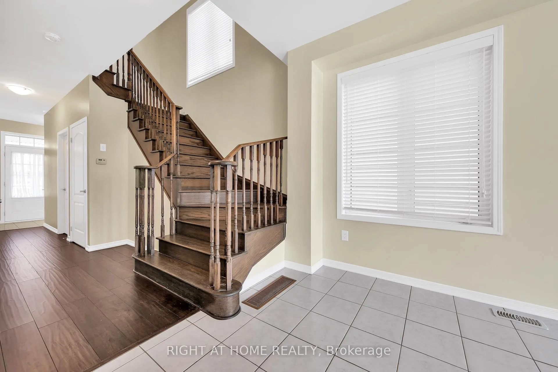 Photo 20 of 32 Mccargow Drive, Haldimand — HOMEH