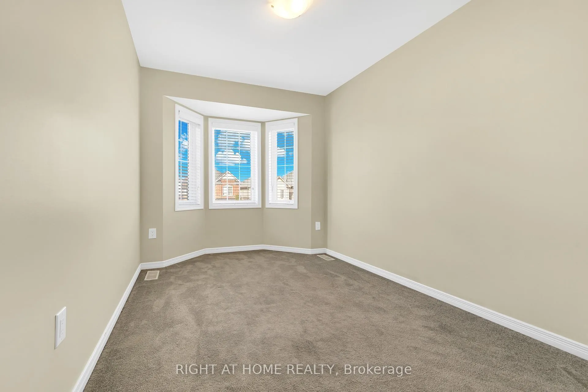 Photo 21 of 32 Mccargow Drive, Haldimand — HOMEH