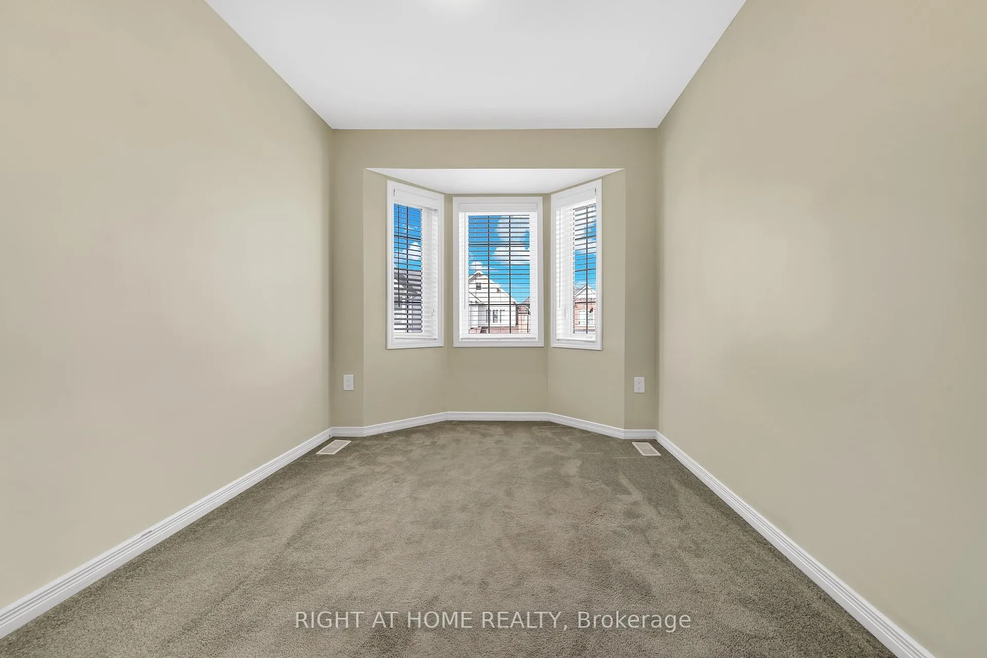Photo 22 of 32 Mccargow Drive, Haldimand — HOMEH