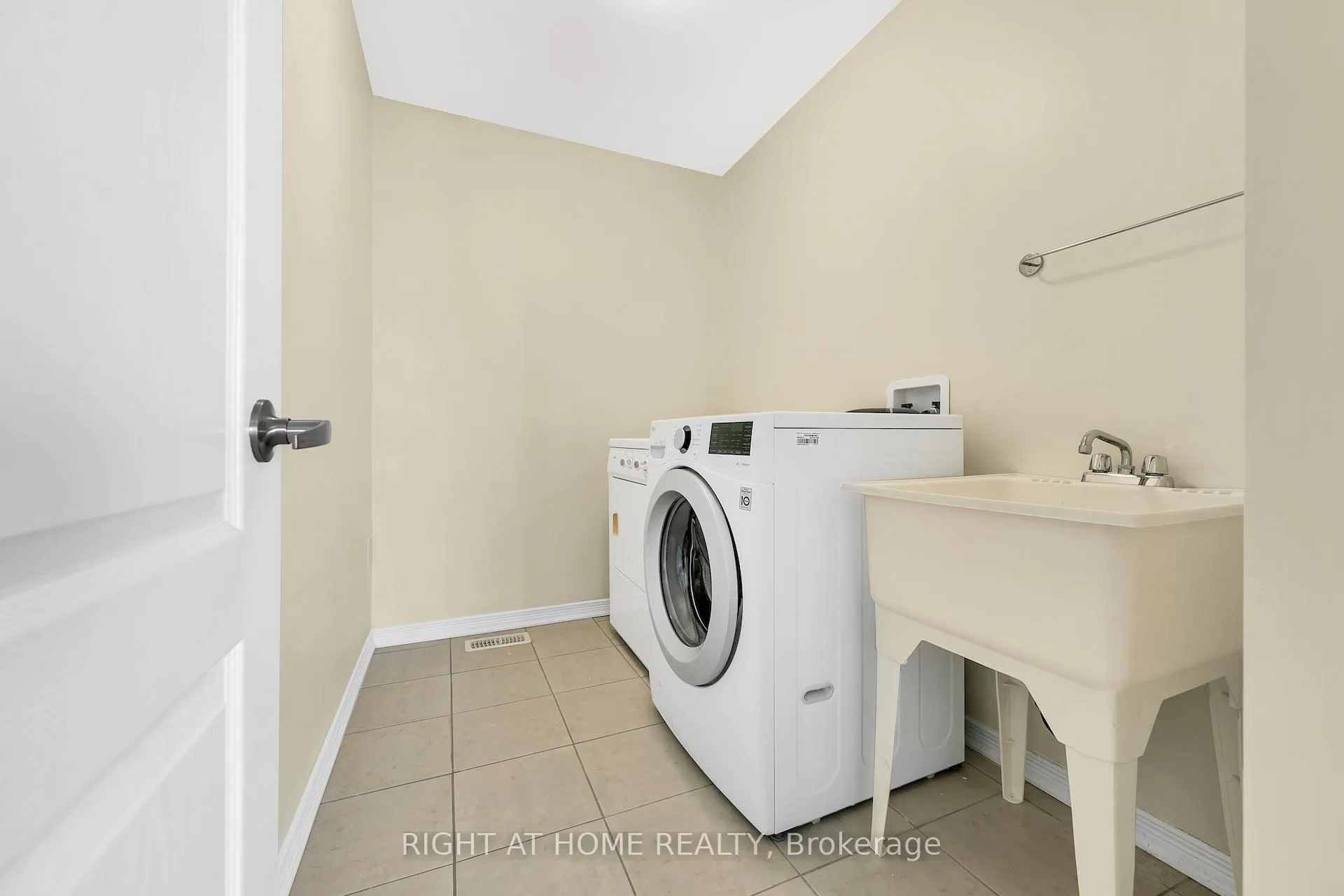 Photo 28 of 32 Mccargow Drive, Haldimand — HOMEH
