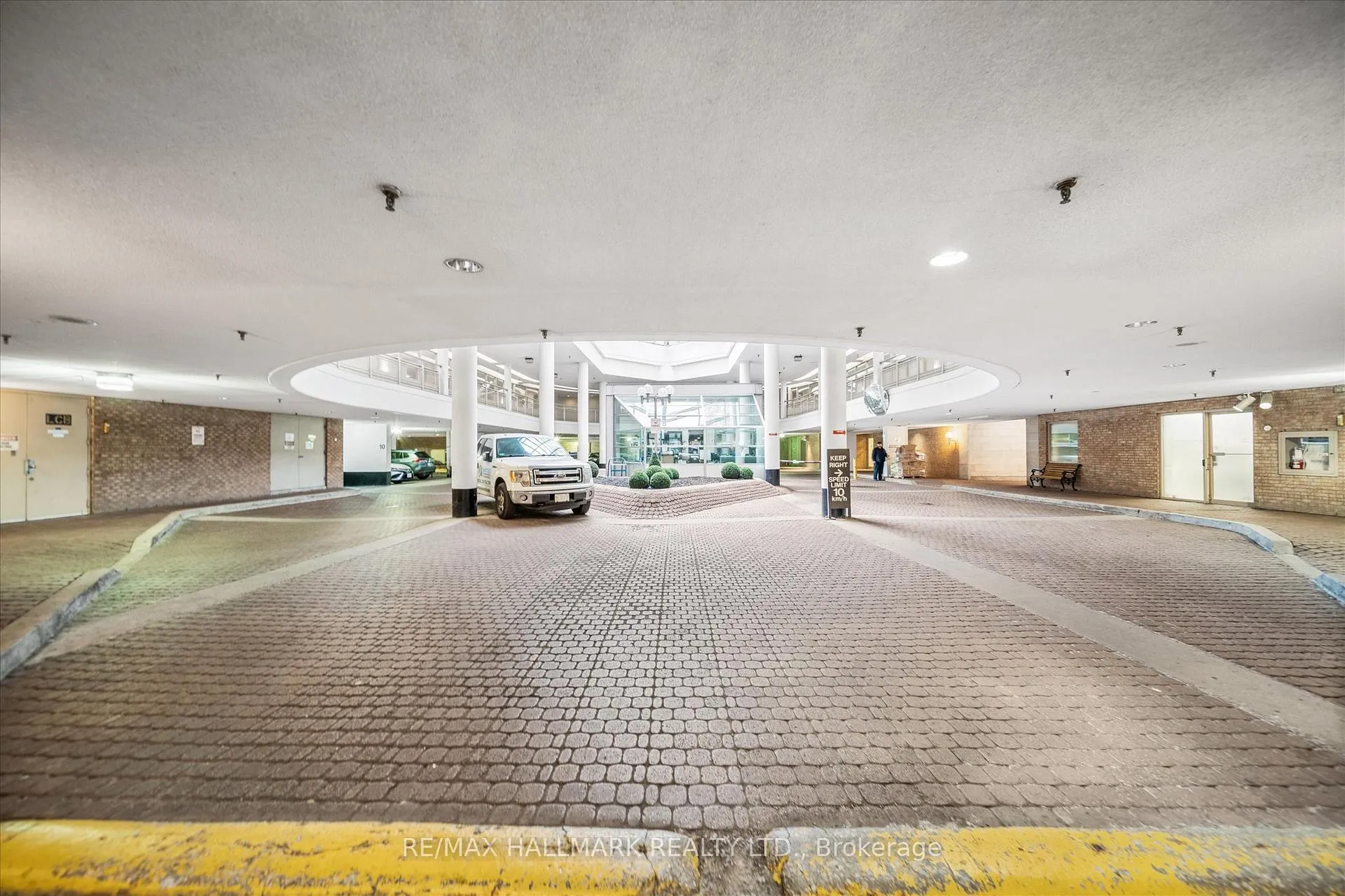 Photo 3 of Unit 703, 717 Bay Street, Toronto, Bay Street Corridor — HOMEH