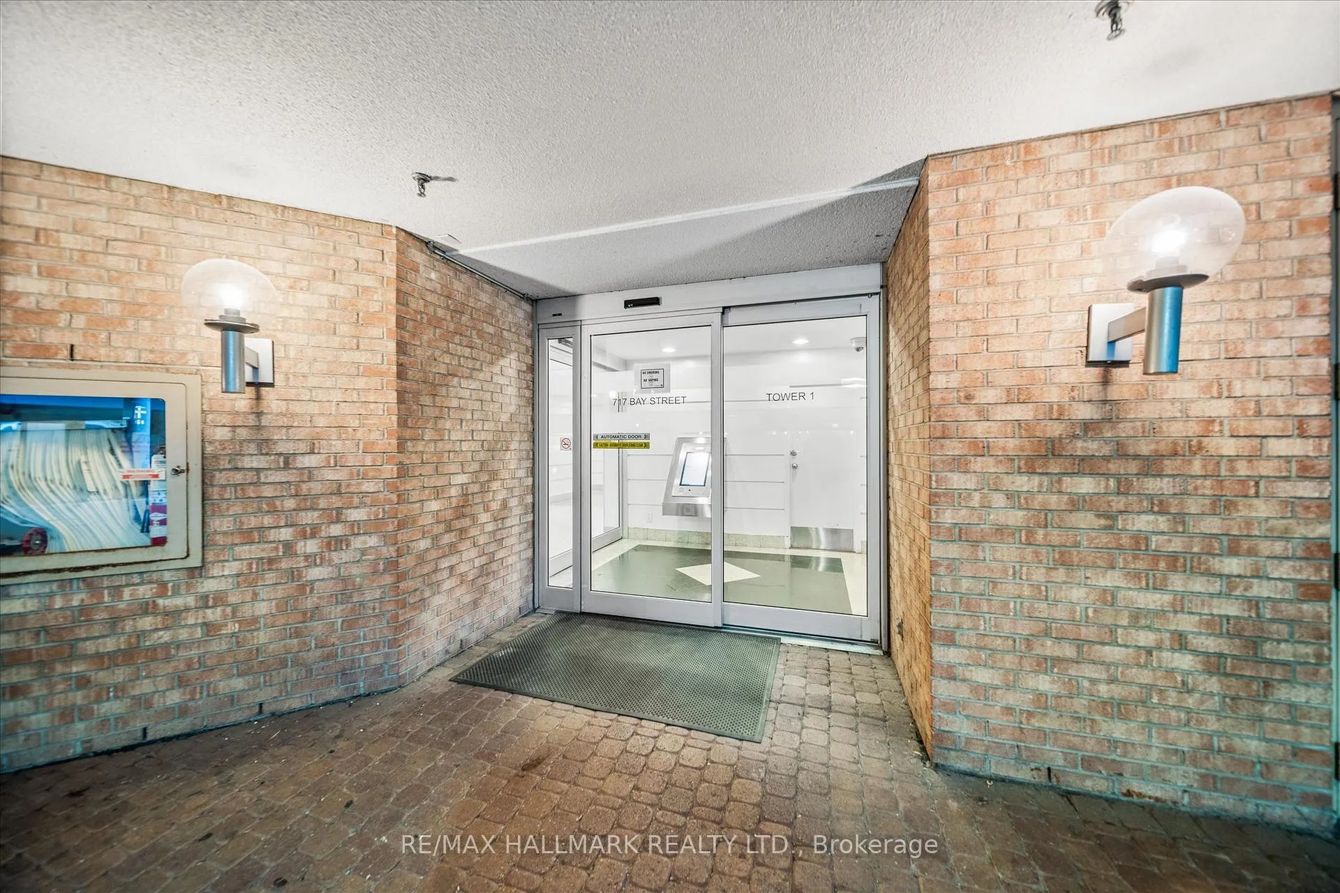 Photo 4 of Unit 703, 717 Bay Street, Toronto, Bay Street Corridor — HOMEH