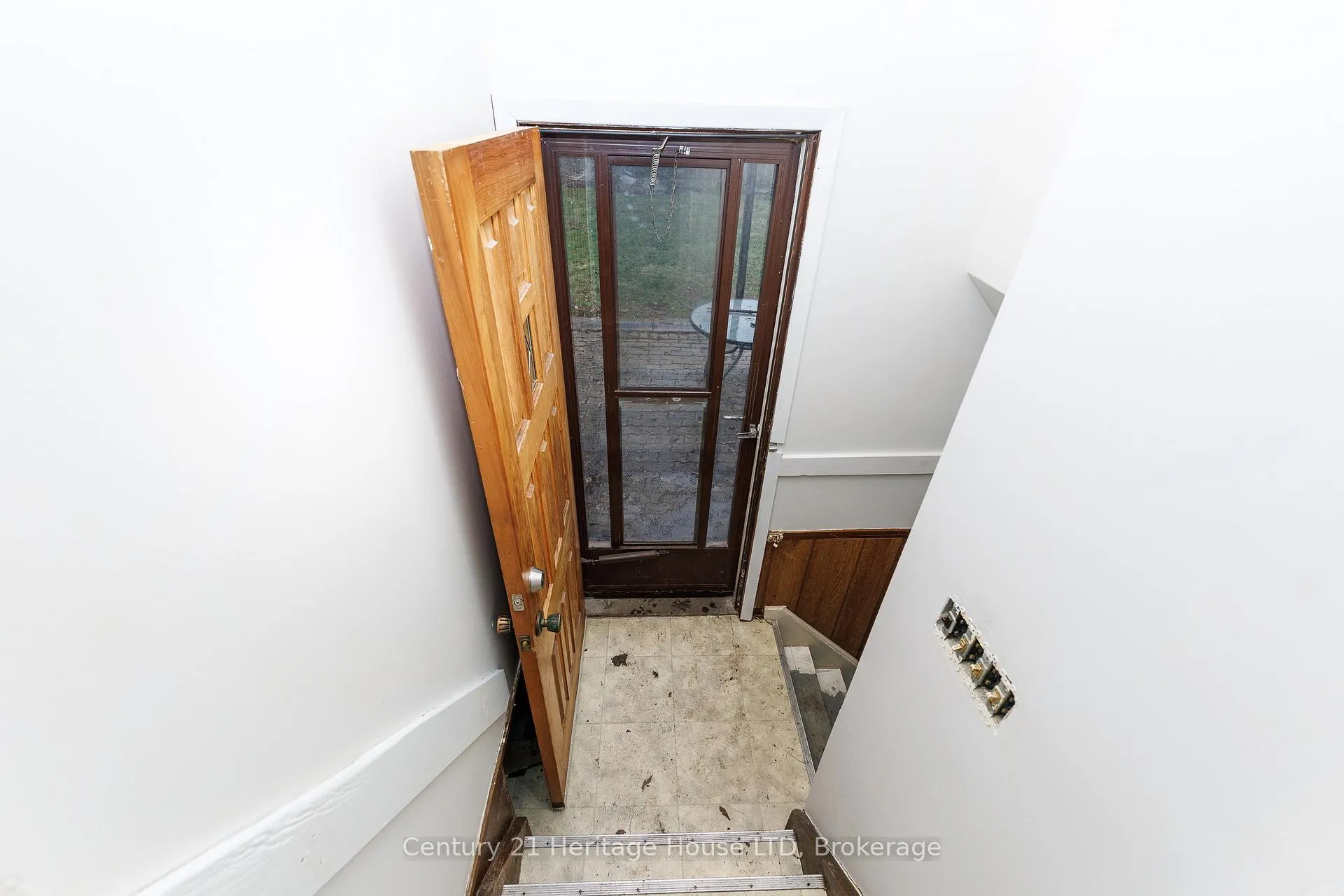 Photo 8 of 352 Clare Avenue, Welland, Prince Charles — HOMEH