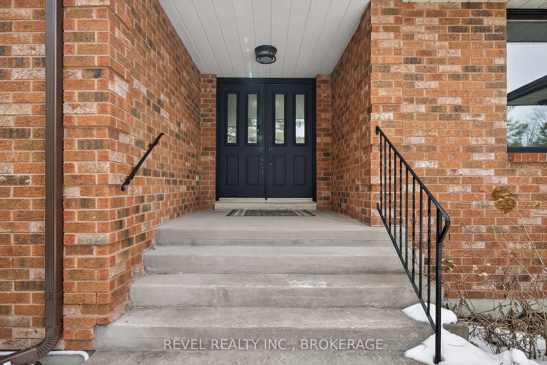 Photo 4 of 2015 Rosedale Drive, Kingston, City North of 401 — HOMEH