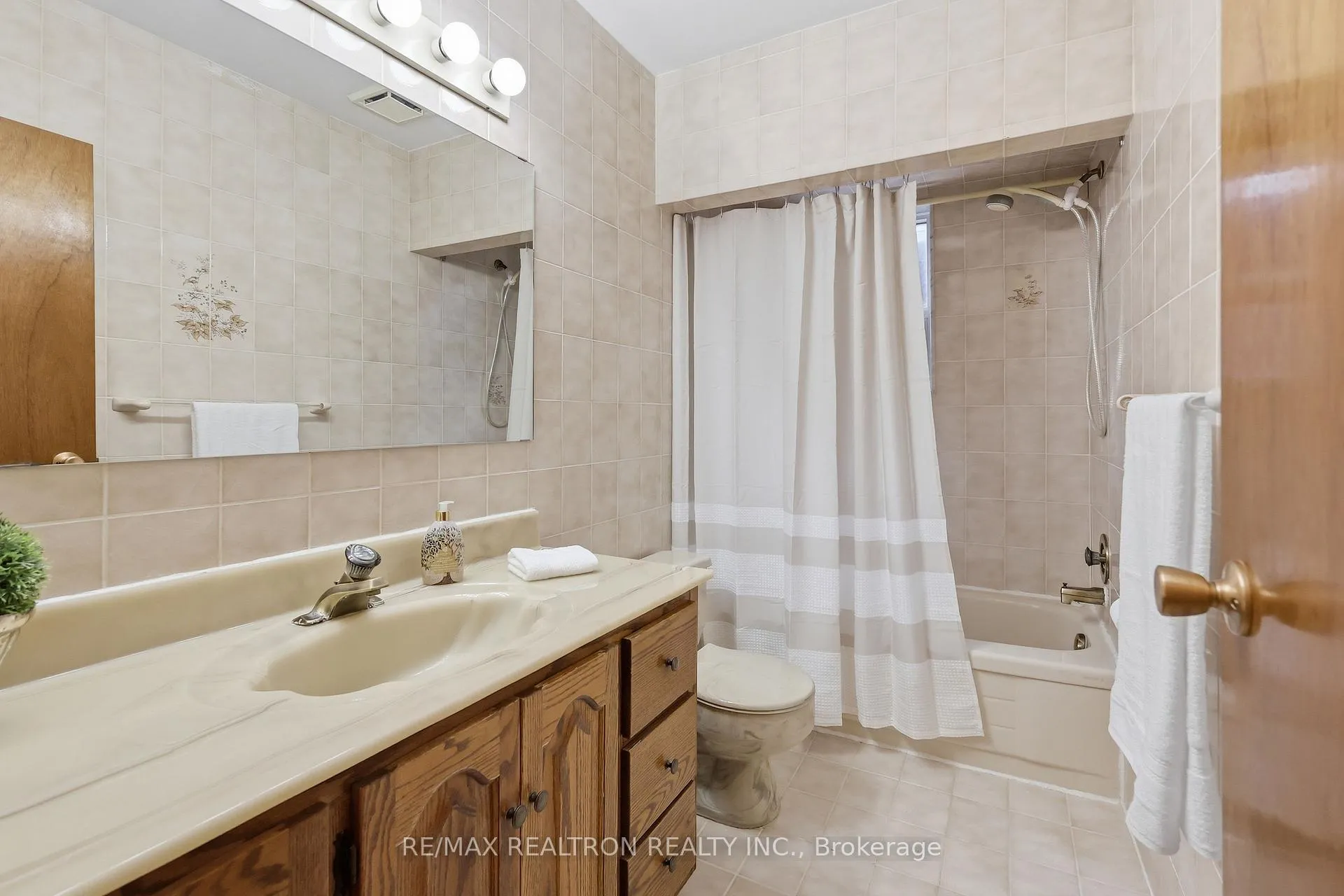 Photo 18 of 156 Silverthorn Avenue, Toronto, Weston-Pellam Park — HOMEH