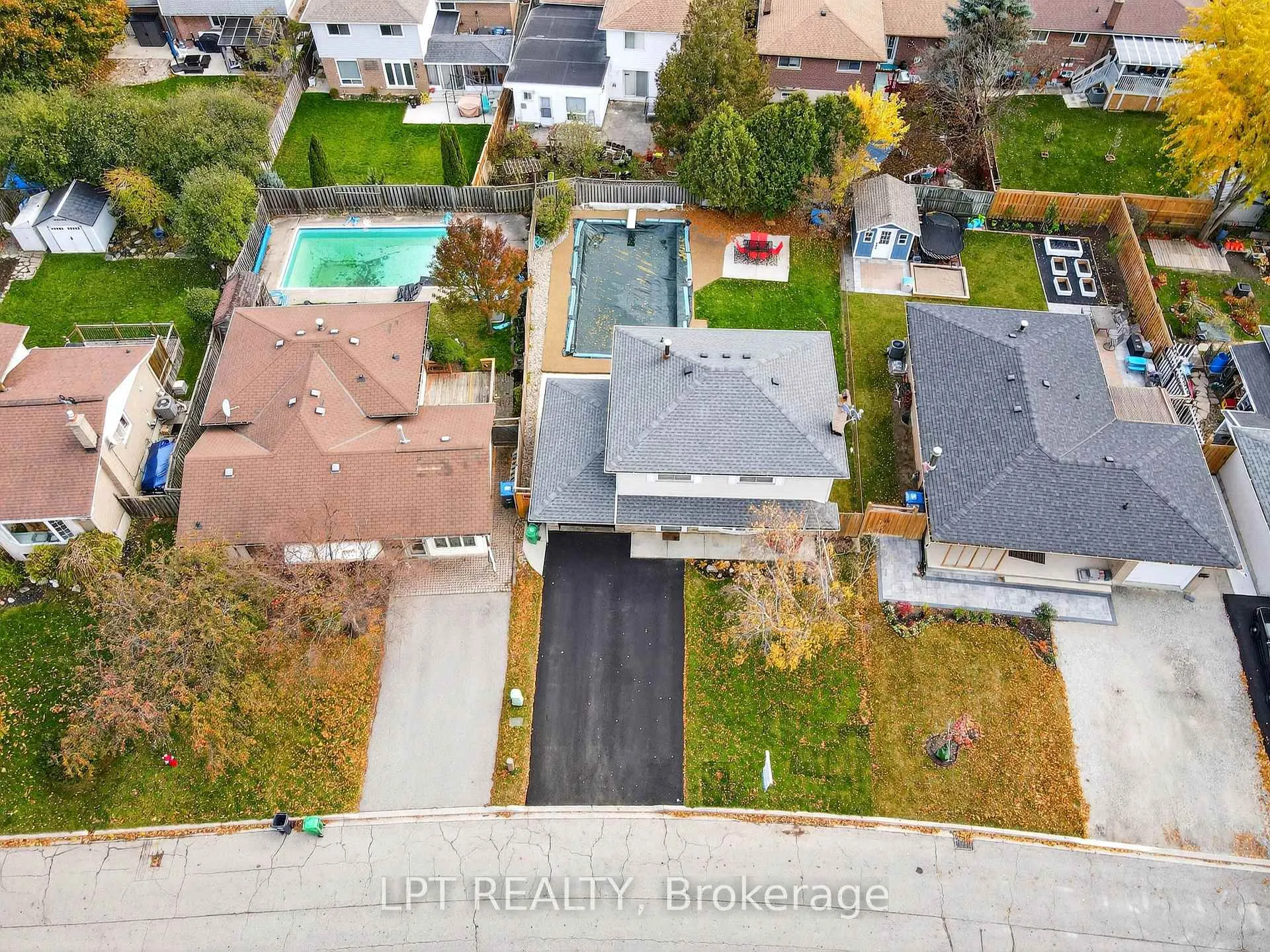 Photo 3 of 14 Caledon Crescent, Brampton, Brampton East — HOMEH